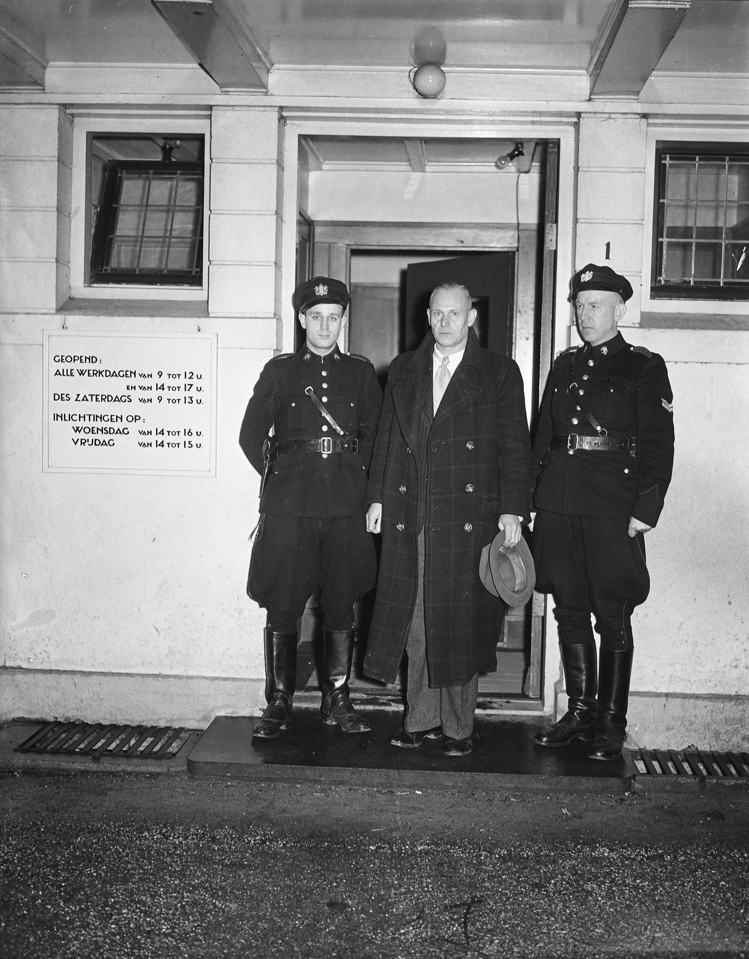 Fotocollectie Anefo — Jacques van Tol (Paulus de Ruiter) voor de 17e kamer van het Tribunaal te Hilversum — Foto: Noske, J.D. / Anefo. Licentie: Set B: Rechtenvrij / Publiek Domein. Bron: Nationaal Archief. http://hdl.handle.net/10648/ad7a80fe-d0b4-102d-bcf8-003048976d84