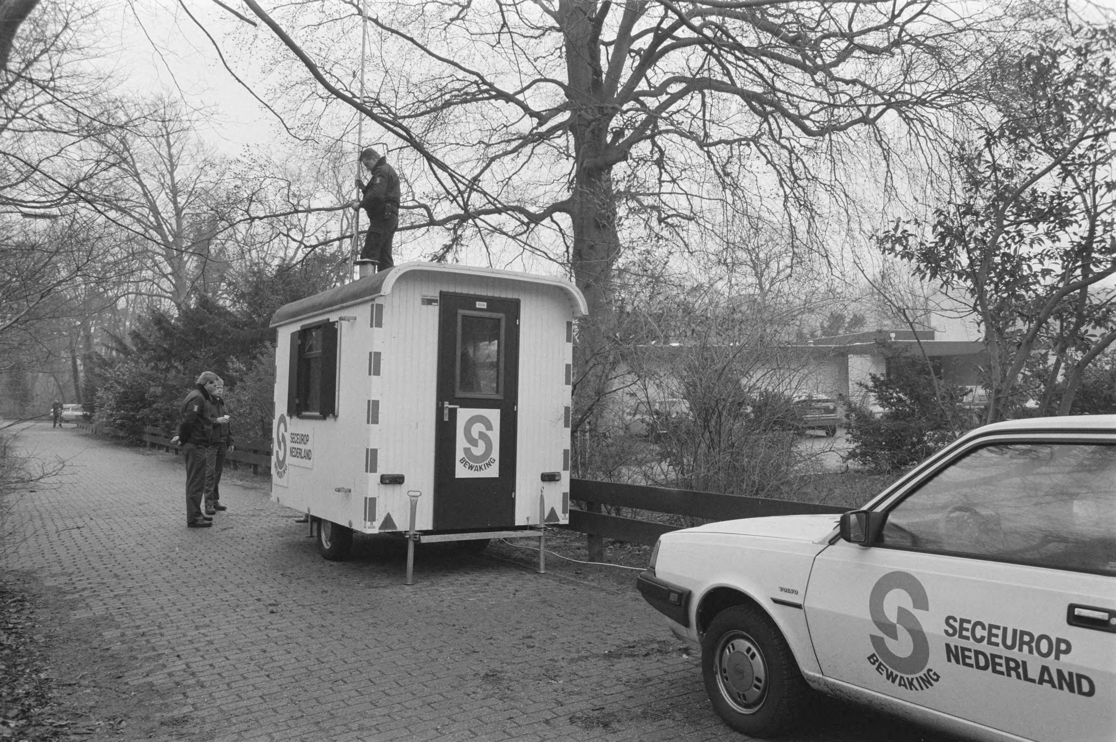 Fotocollectie Anefo — Bewakingsdienst bij de villa van de familie van Gerrit Jan Heijn in Bloemendaal — Foto: Croes, Rob C. / Anefo. Licentie: Set B: Rechtenvrij / Publiek Domein. Bron: Nationaal Archief. http://hdl.handle.net/10648/ad671d0c-d0b4-102d-bcf8-003048976d84