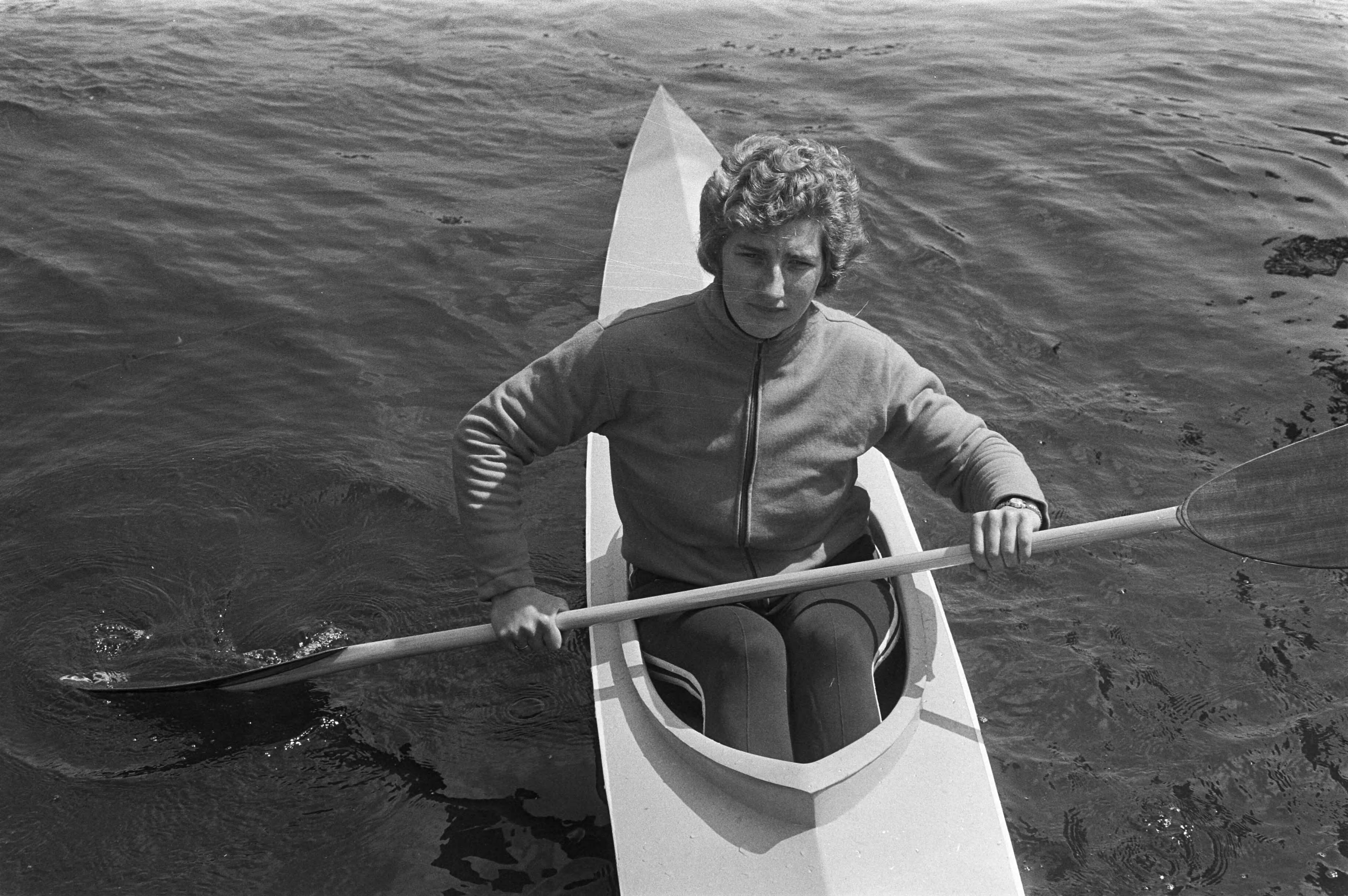 Internationale kanowedstrijden 1972 op de Zaan te Zaanstad — Kanovaarster Mieke Jaapies in actie — Foto: Fotograaf Onbekend / Anefo. Licentie: Set B: Rechtenvrij / Publiek Domein. Bron: Nationaal Archief. http://hdl.handle.net/10648/abec49c0-d0b4-102d-bcf8-003048976d84