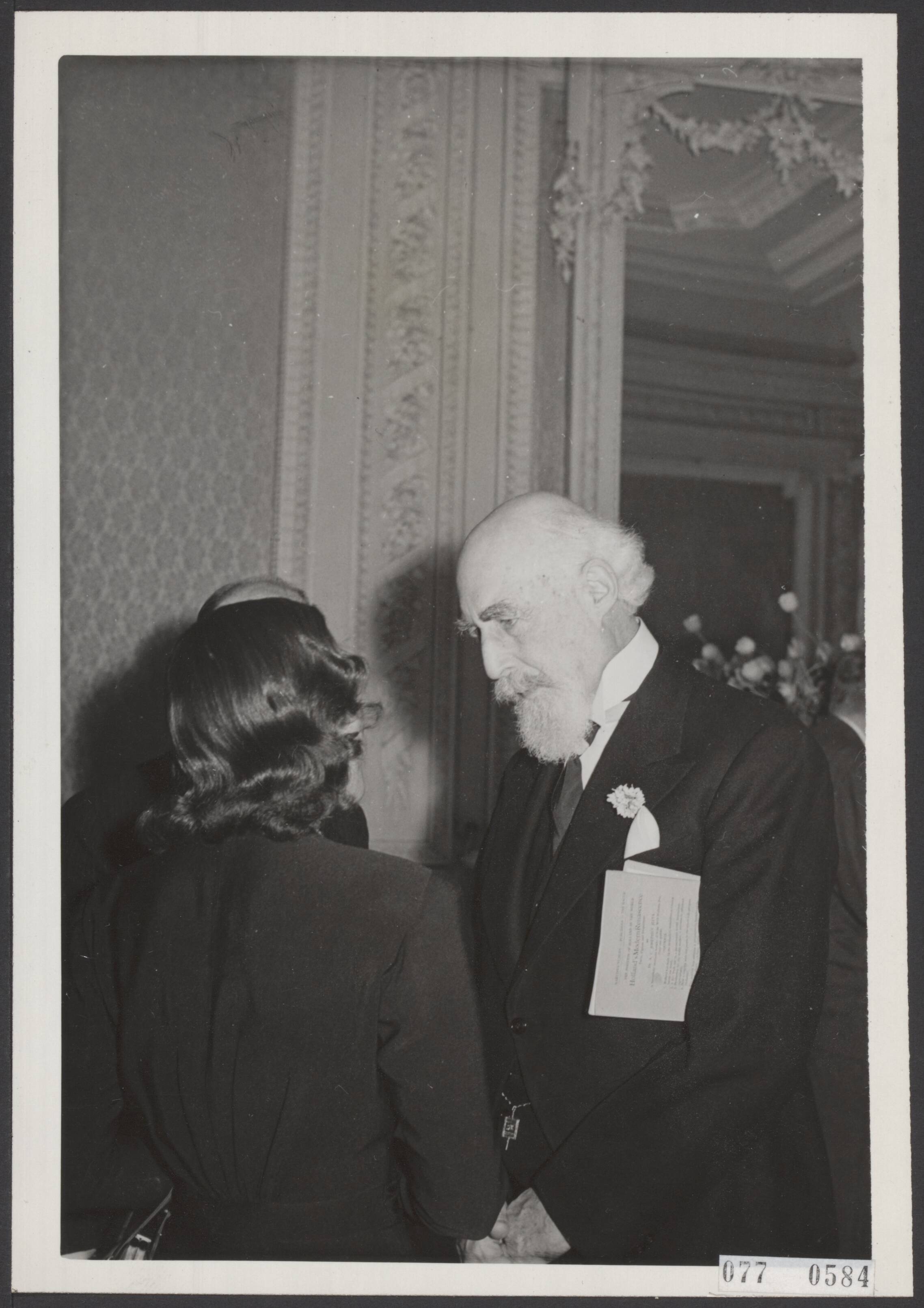 Fotocollectie Elsevier Binnenland — De nieuwe Amerikaanse ambassadeur dr. Herman Benjamin Baruch tijdens een persconferentie op kasteel Oud-Wassenaar — Foto: ANP / RVD of rechtenvrij. Licentie: Set B: Rechtenvrij / Publiek Domein. Bron: Nationaal Archief. http://hdl.handle.net/10648/ae1875fc-d0b4-102d-bcf8-003048976d84