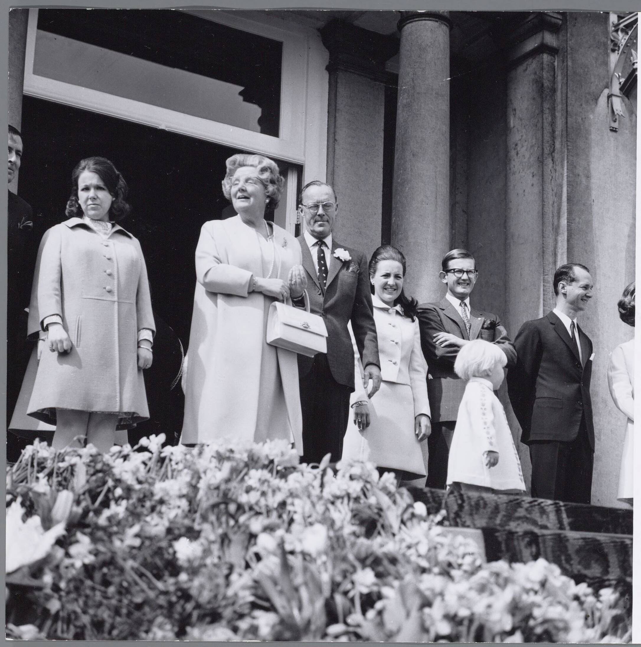 Fotocollectie RVD / Koninklijk Huis — Koninginnedag. Defilé paleis Soestdijk. Familie op bordes — Foto: Onbekend / RVD. Licentie: Set B: Rechtenvrij / Publiek Domein. Bron: Nationaal Archief. http://hdl.handle.net/10648/afabf4a2-d0b4-102d-bcf8-003048976d84