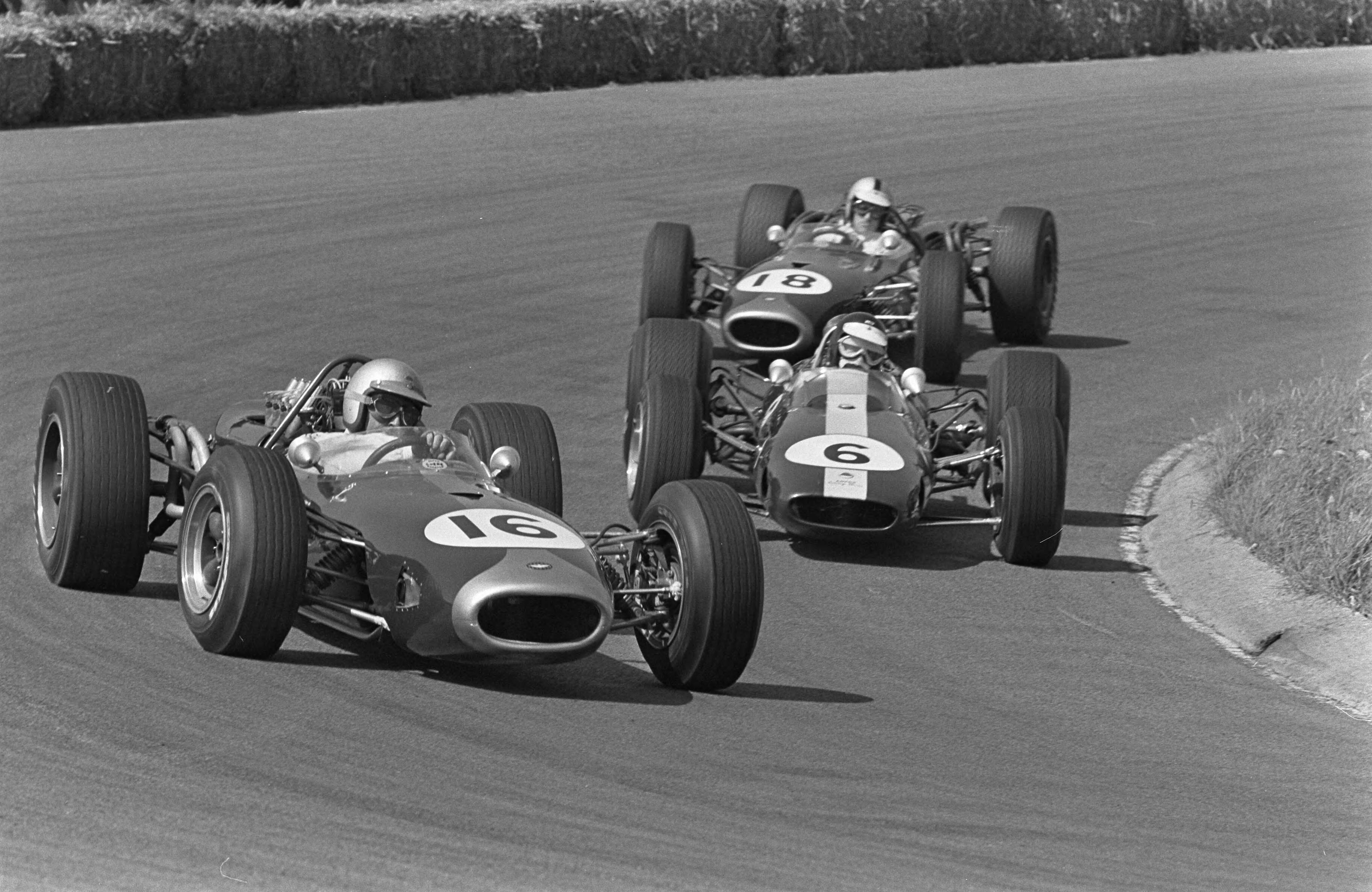Fotocollectie Anefo — Grand Prix te Zandvoort, wagens tijdens de race. Jack Brabham (16) aan de leiding, gevolgd door Jim Clark (6) en Denny Hulme (18) — Foto: Koch, Eric / Anefo. Licentie: Set B: Rechtenvrij / Publiek Domein. Bron: Nationaal Archief. http://hdl.handle.net/10648/aaf3ce58-d0b4-102d-bcf8-003048976d84