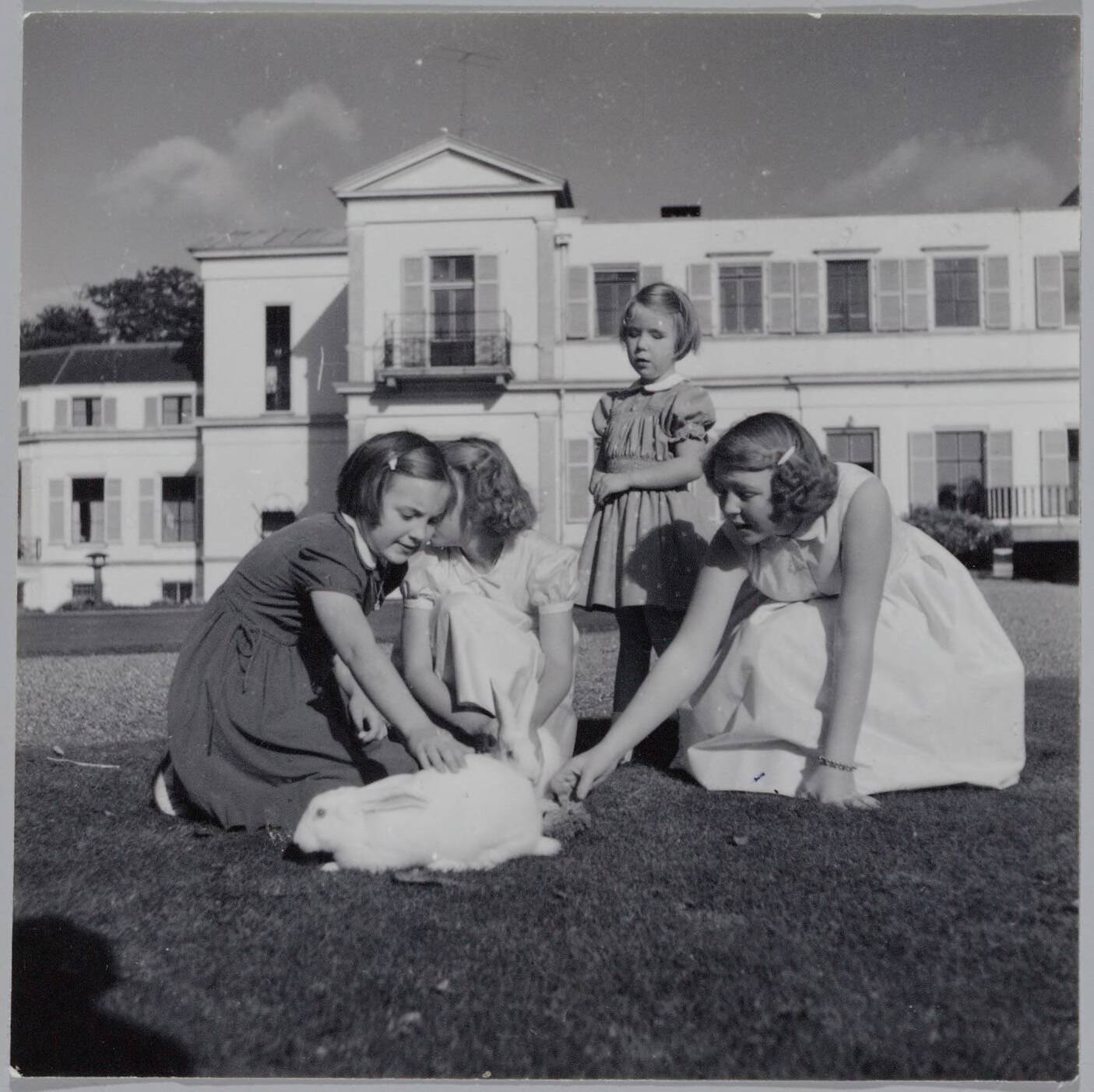 Fotocollectie RVD / Koninklijk Huis — De prinsessen Beatrix, Irene, Margriet en Marijke met een konijn bij Paleis Soestdijk — Foto: Onbekend / RVD. Licentie: Set B: Rechtenvrij / Publiek Domein. Bron: Nationaal Archief. http://hdl.handle.net/10648/afb053c6-d0b4-102d-bcf8-003048976d84