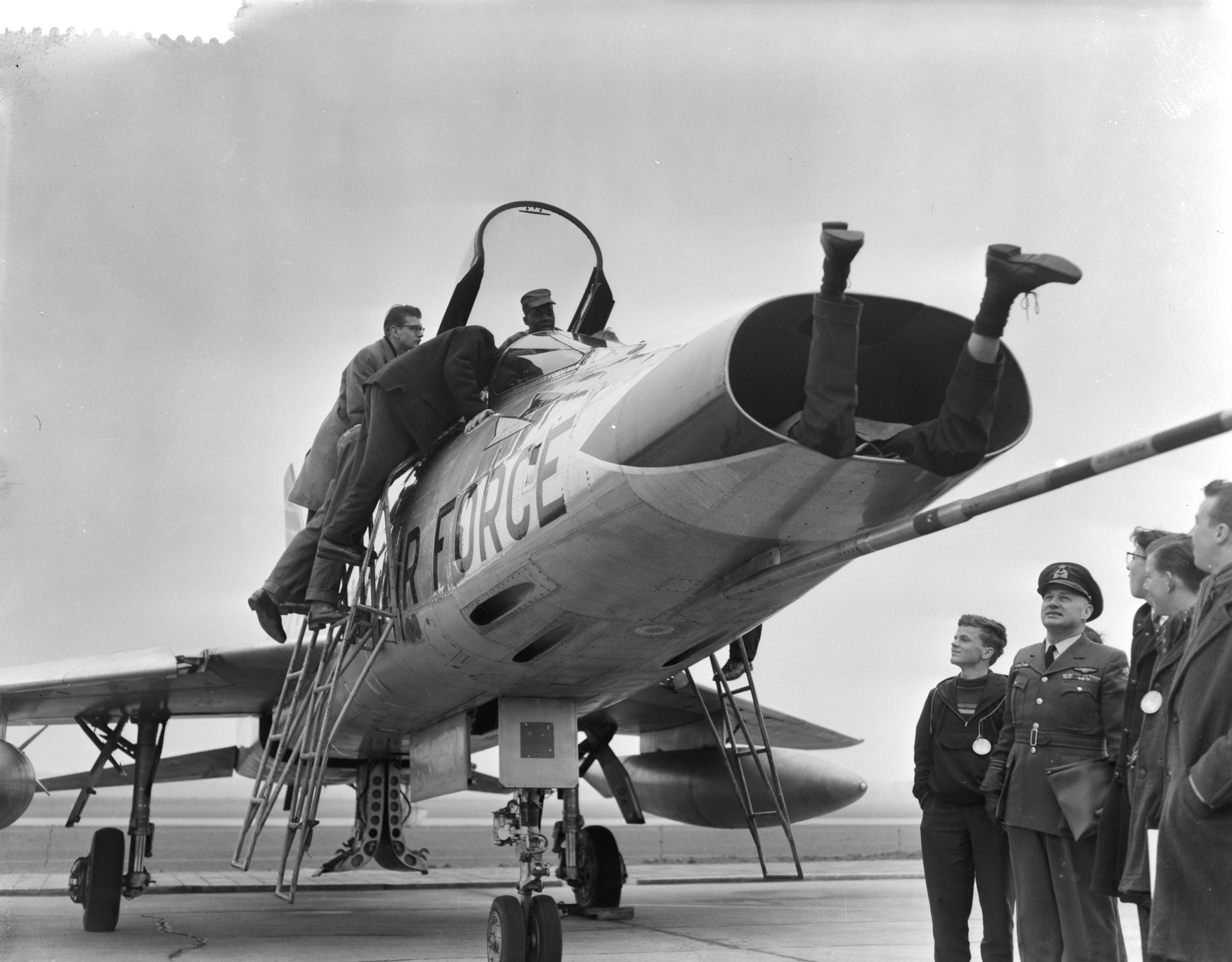 Fotocollectie Anefo — Nationale Luchtvaartdag op Soesterberg (jongen in straalmotor) — Foto: Rossem, Wim van / Anefo. Licentie: Set B: Rechtenvrij / Publiek Domein. Bron: Nationaal Archief. http://hdl.handle.net/10648/a990b328-d0b4-102d-bcf8-003048976d84