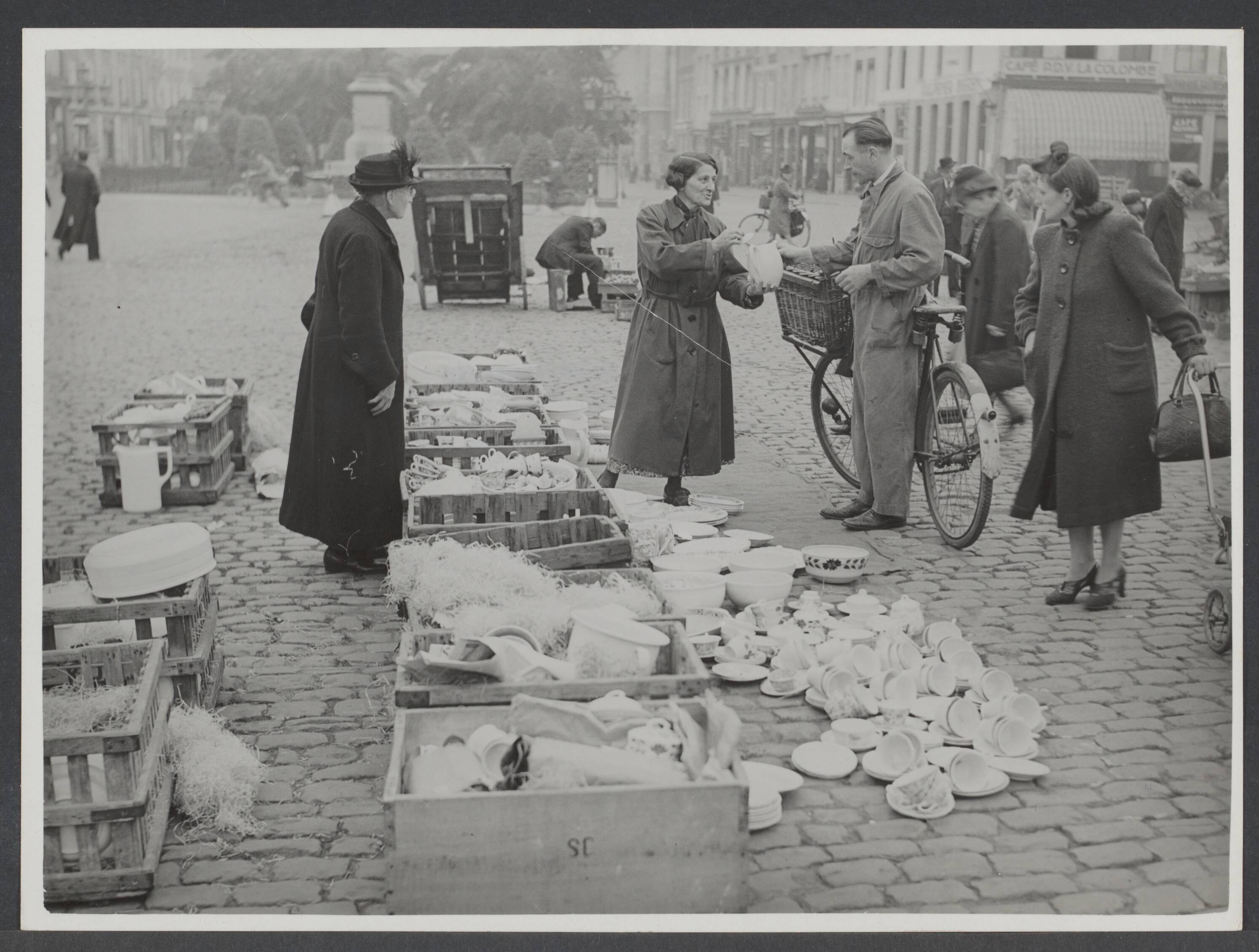 Maastricht I - Algemeen — Markt Maastricht. Verkoper van serviesgoed — Foto: Jong, J.J.M. de / Spaarnestad. Licentie: Set B: Rechtenvrij / Publiek Domein. Bron: Nationaal Archief. http://hdl.handle.net/10648/0c0f266a-251b-18bb-8620-1ed8b5a00e03