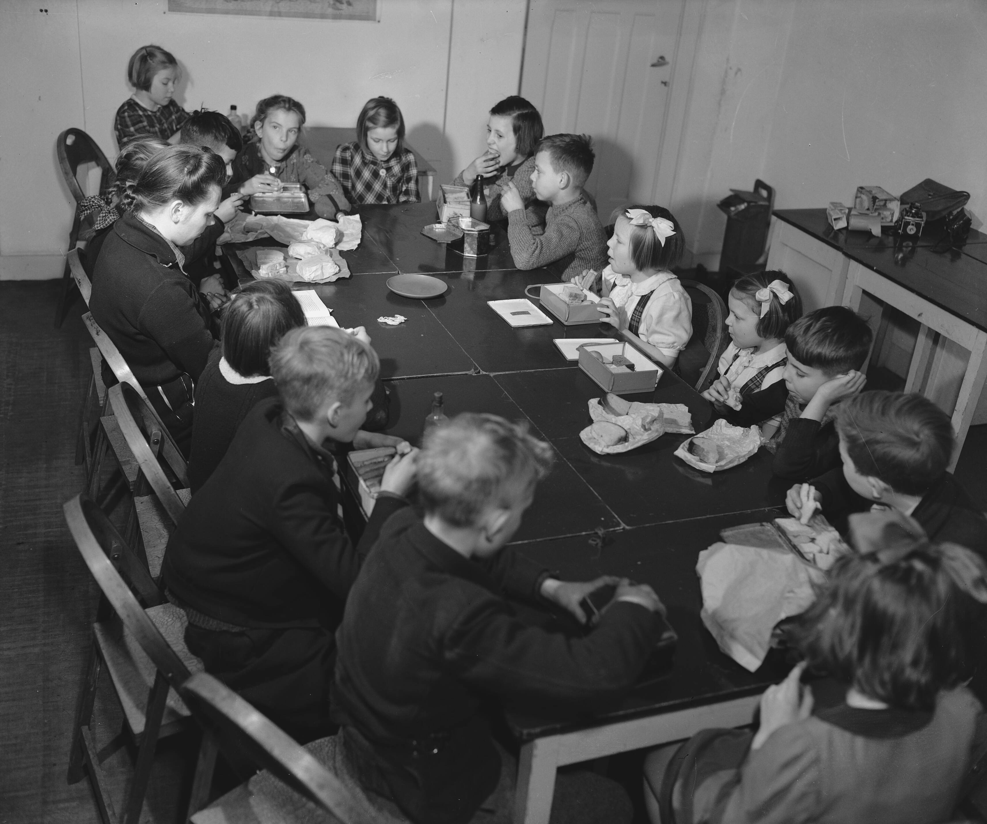 Fotocollectie Anefo — Prinses Beatrix en prinses Irene nuttigen broodmaaltijd op Kindergemeenschap "De Werkplaats" van Kees Boeke — Foto: Breijer, Charles / Anefo. Licentie: Set B: Rechtenvrij / Publiek Domein. Bron: Nationaal Archief. http://hdl.handle.net/10648/a89a9678-d0b4-102d-bcf8-003048976d84