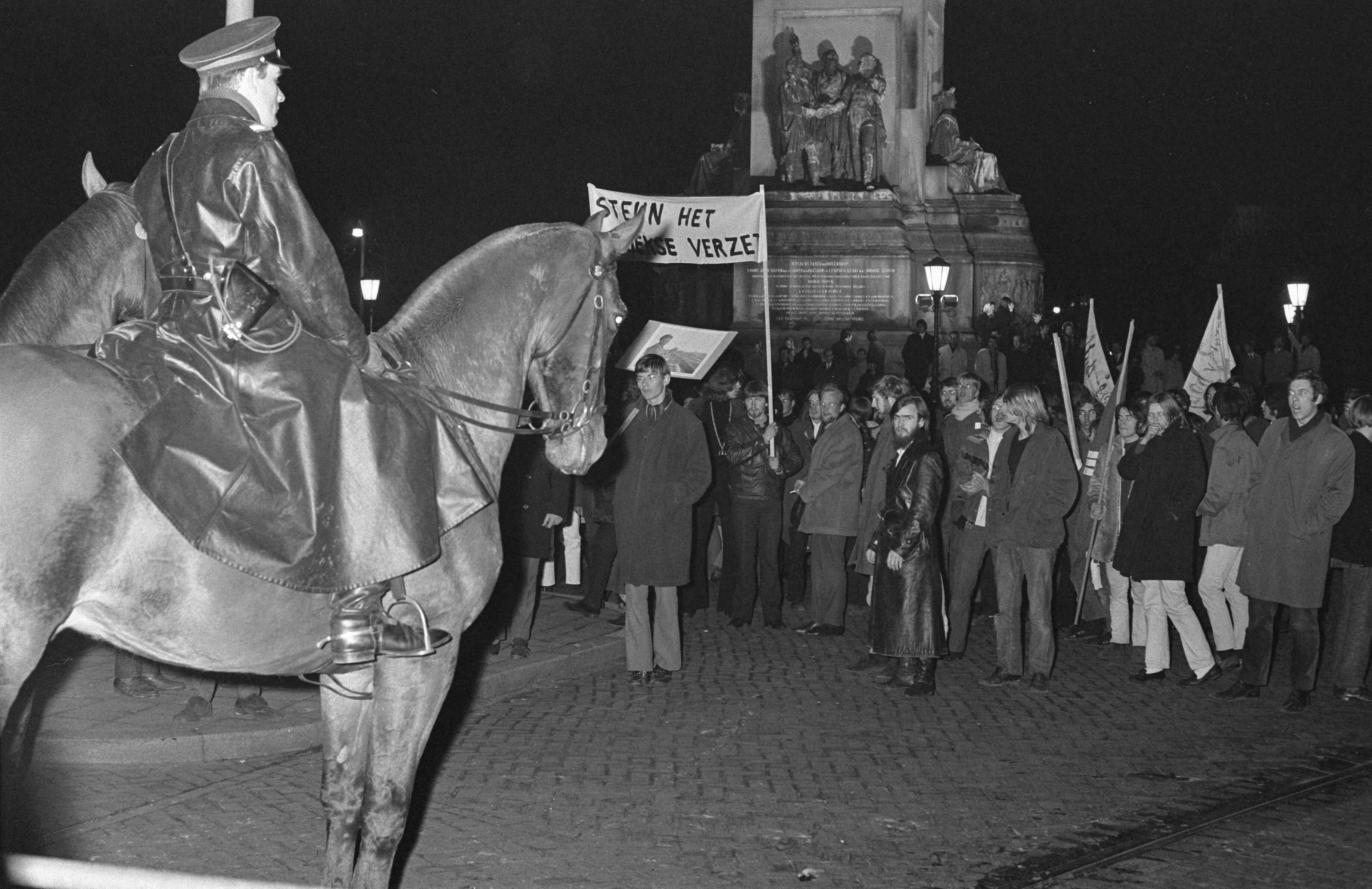 Fotocollectie Anefo — Demonstratie van plusminus 500 jongeren tegen bewind in Griekenland te Den Haag met politie te paard — Foto: Verhoeff, Bert / Anefo. Licentie: Set B: Rechtenvrij / Publiek Domein. Bron: Nationaal Archief. http://hdl.handle.net/10648/ab66151c-d0b4-102d-bcf8-003048976d84
