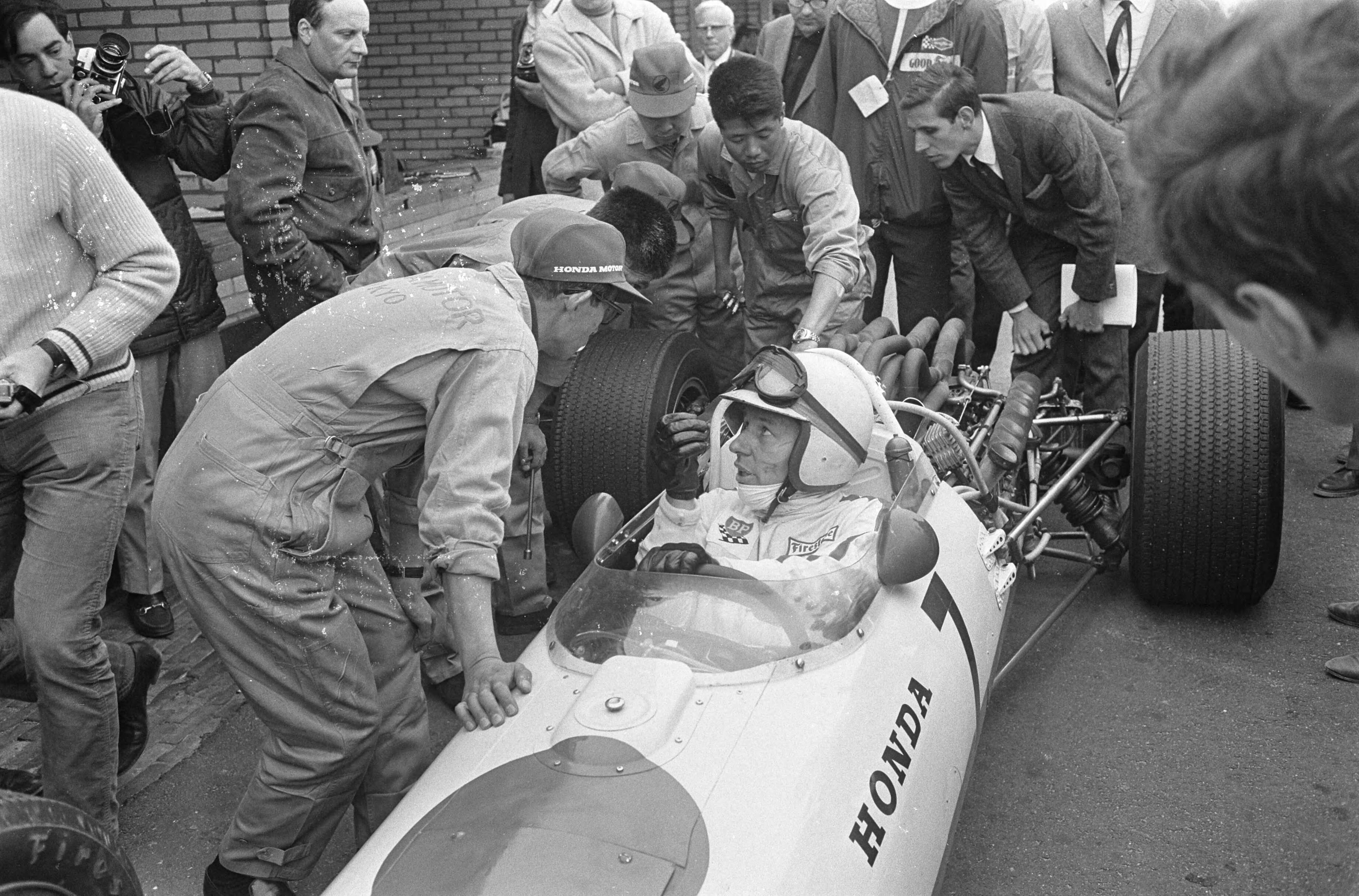 Fotocollectie Anefo — Grand Prix te Zandvoort — Foto: Koch, Eric / Anefo. Licentie: Set B: Rechtenvrij / Publiek Domein. Bron: Nationaal Archief. http://hdl.handle.net/10648/ab1afb7c-d0b4-102d-bcf8-003048976d84