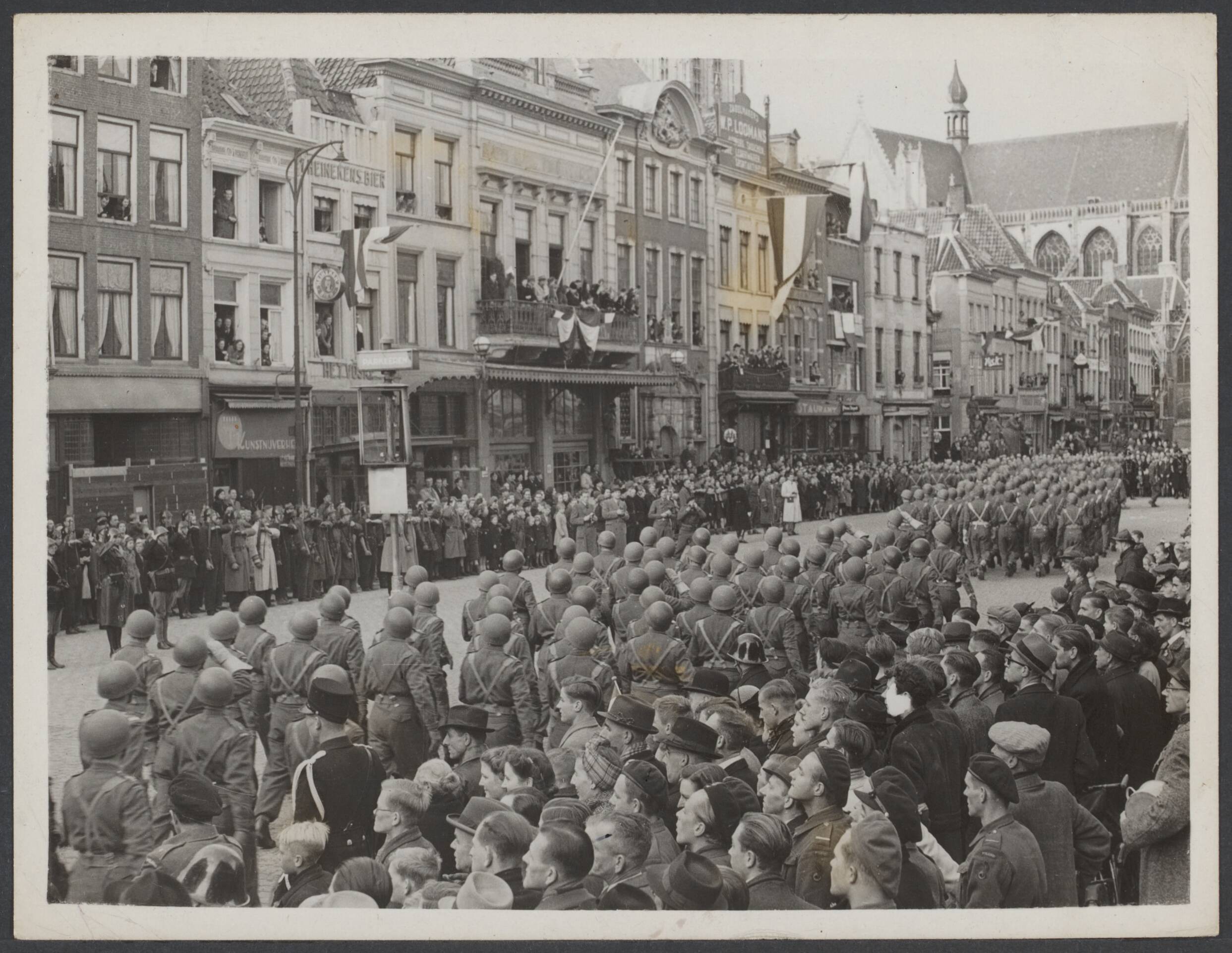 Bevrijding Nederland 1944 [bevat ook foto's uit 1945] — Soldaten van het 1st Polish Armoured Division tijdens een parade door het door hen bevrijde Breda. Zij marcheren langs hun commandant generaal Stanislaw Maczek, die de parade afname in de aanwezigheid van de burgemeester van Breda, B. van Slobbe — Foto: Keystone Press / Rechtenvrij. Licentie: Set B: Rechtenvrij / Publiek Domein. Bron: Nationaal Archief. http://hdl.handle.net/10648/6a8e9974-6177-d7cb-0ecf-db08ee629894