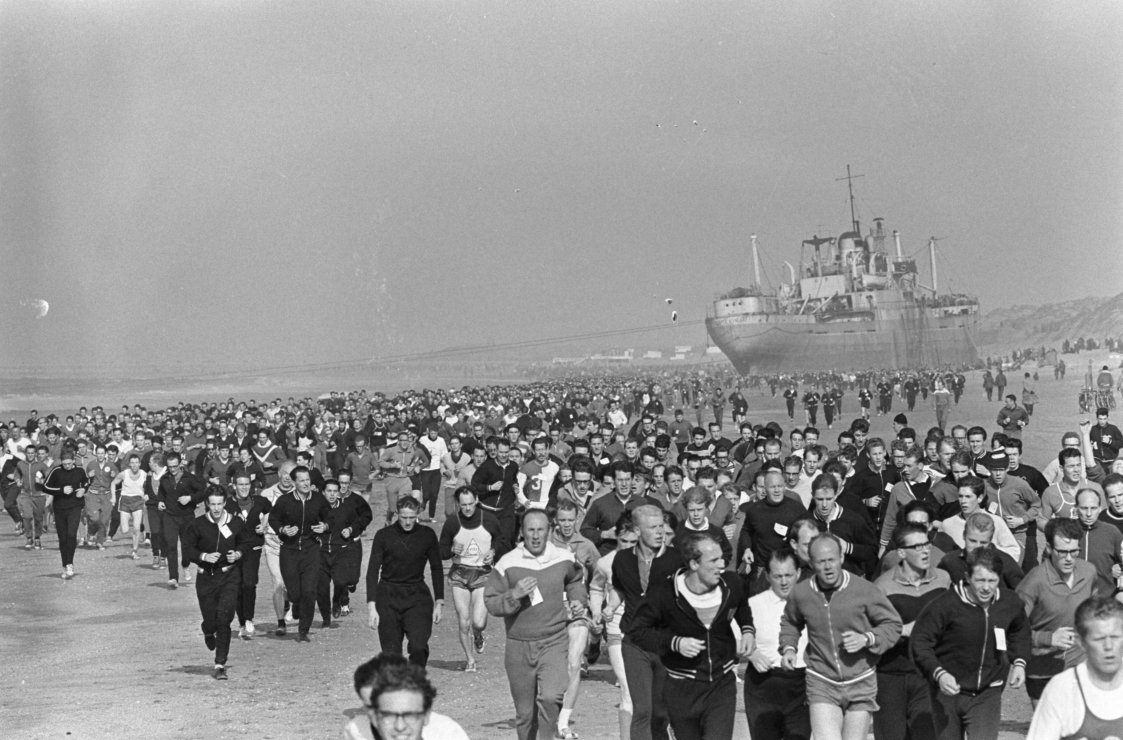 Fotocollectie Anefo — Strandloop IJmuiden naar Bloemendaal, 3400 deelnemers op weg — Foto: Kroon, Ron / Anefo. Licentie: Set B: Rechtenvrij / Publiek Domein. Bron: Nationaal Archief. http://hdl.handle.net/10648/aadcf692-d0b4-102d-bcf8-003048976d84
