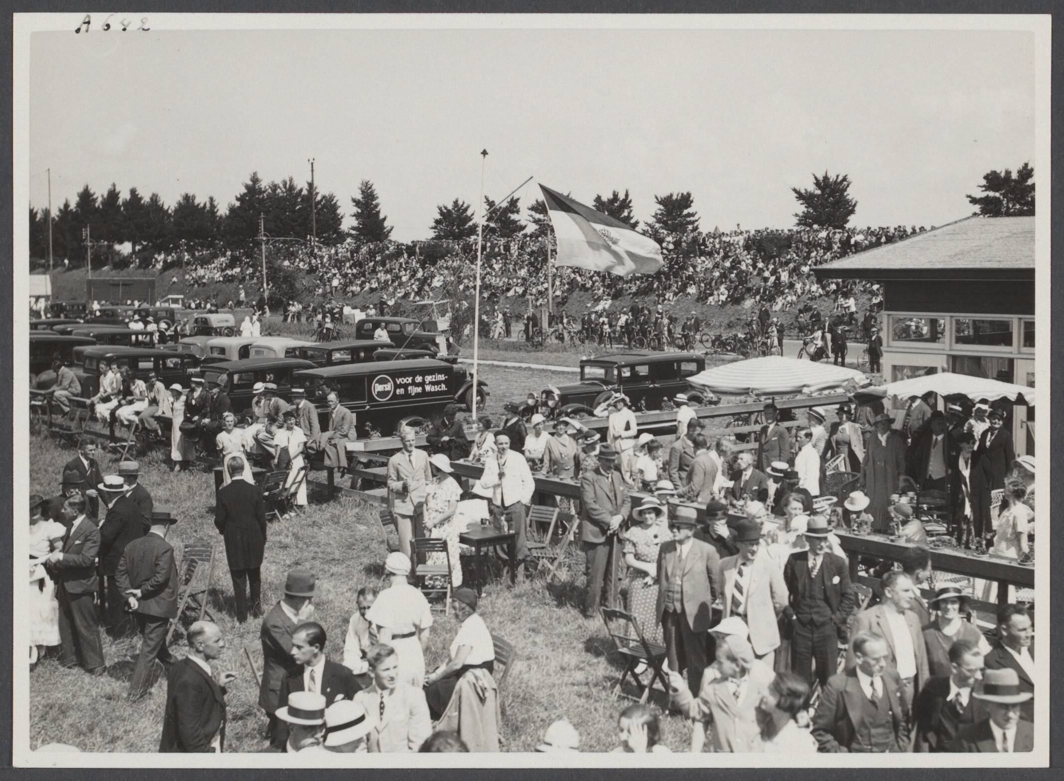 Vliegvelden - Nederland, Beek t/m Waalhaven — Nederlandse Vliegvelden. Belangstelling op vliegvled te Vlissingen bij de 1e Zeeuwse Scheldevlucht — Foto: Fotograaf Onbekend / Spaarnestad. Licentie: Set B: Rechtenvrij / Publiek Domein. Bron: Nationaal Archief. http://hdl.handle.net/10648/babc985b-2273-67e7-2eeb-fc92b5bdb5ea