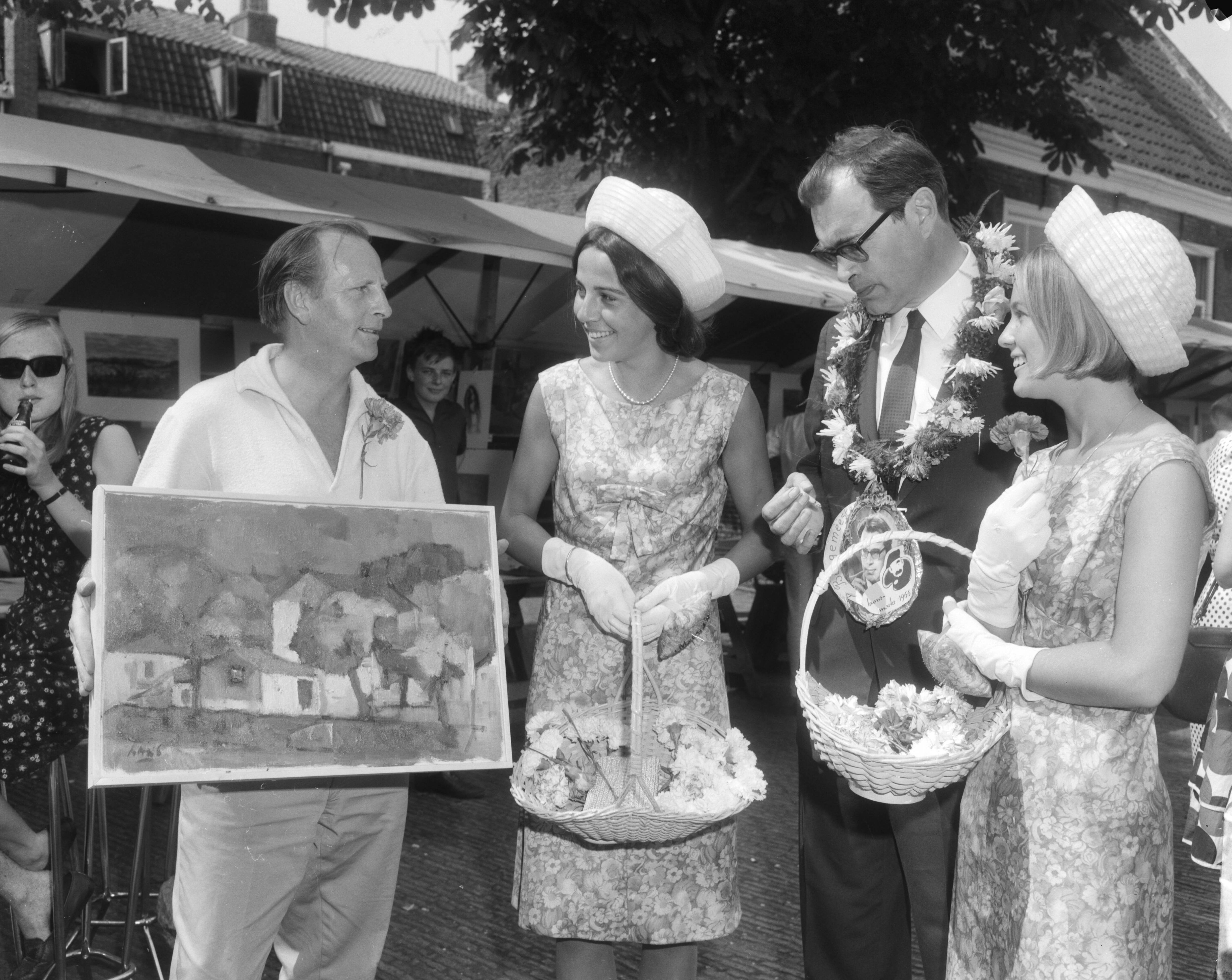 Fotocollectie Anefo — Jaarlijkse kunstmarkt in Haarlem, Godfried Bomans (met ambtsketen) en Haarlemse bloemenmeisjes — Foto: Bilsen, Joop van / Anefo. Licentie: Set B: Rechtenvrij / Publiek Domein. Bron: Nationaal Archief. http://hdl.handle.net/10648/aaee1de6-d0b4-102d-bcf8-003048976d84