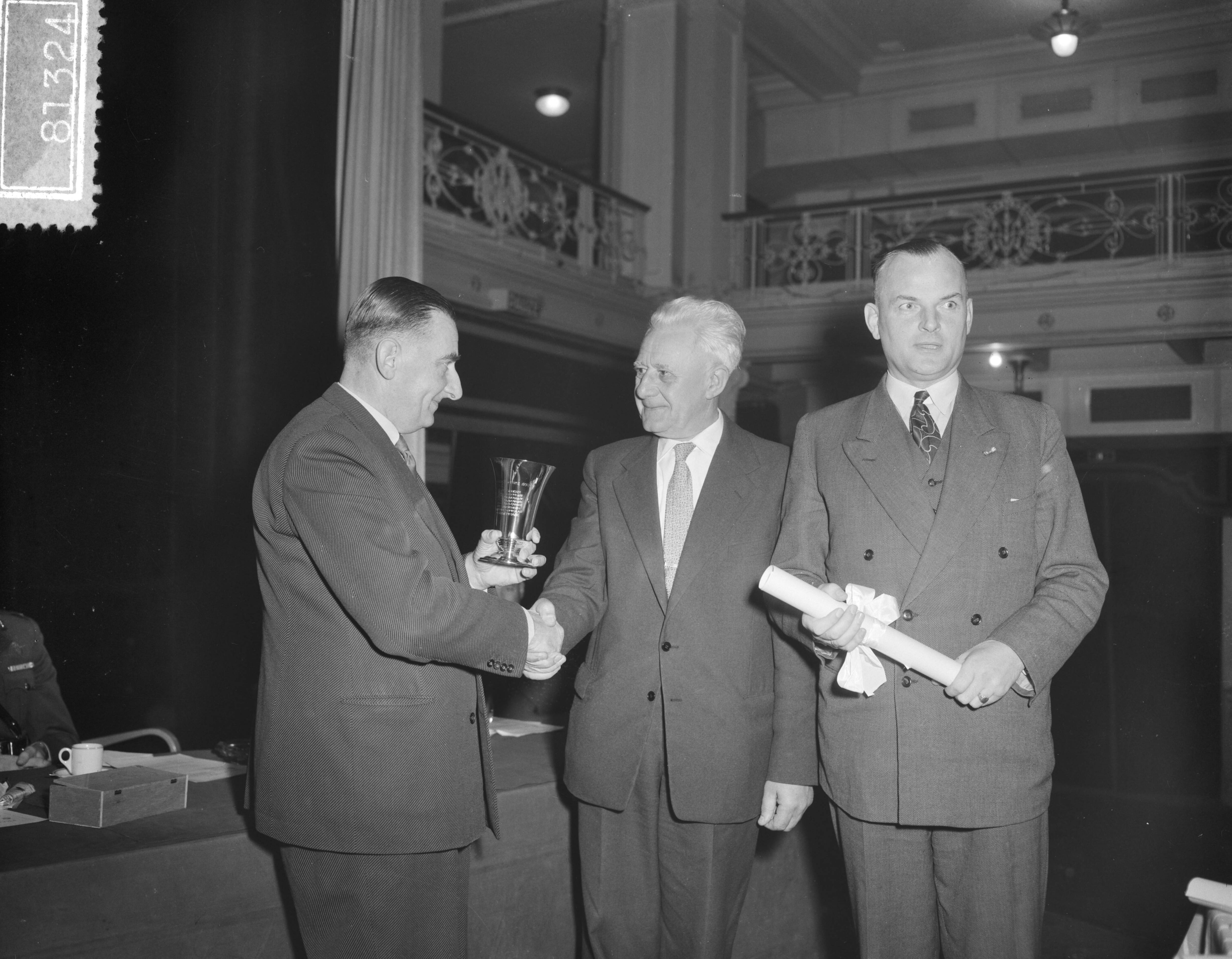 Fotocollectie Anefo — Opening Wegverkeersdag van het KNAC in het Kurhaus te Scheveningen. De voorzitter van het juridisch-economisch-verkeerstechnisch college, mr. D. J. van Gilsen, procureur-generaal bij het Haags Gerechtshof, overhandigde de definitiefe wisselbeker en oorkonde voor veiligste stad aan Den Haag — Foto: Bilsen, Joop van / Anefo. Licentie: Set B: Rechtenvrij / Publiek Domein. Bron: Nationaal Archief. http://hdl.handle.net/10648/a9526e92-d0b4-102d-bcf8-003048976d84