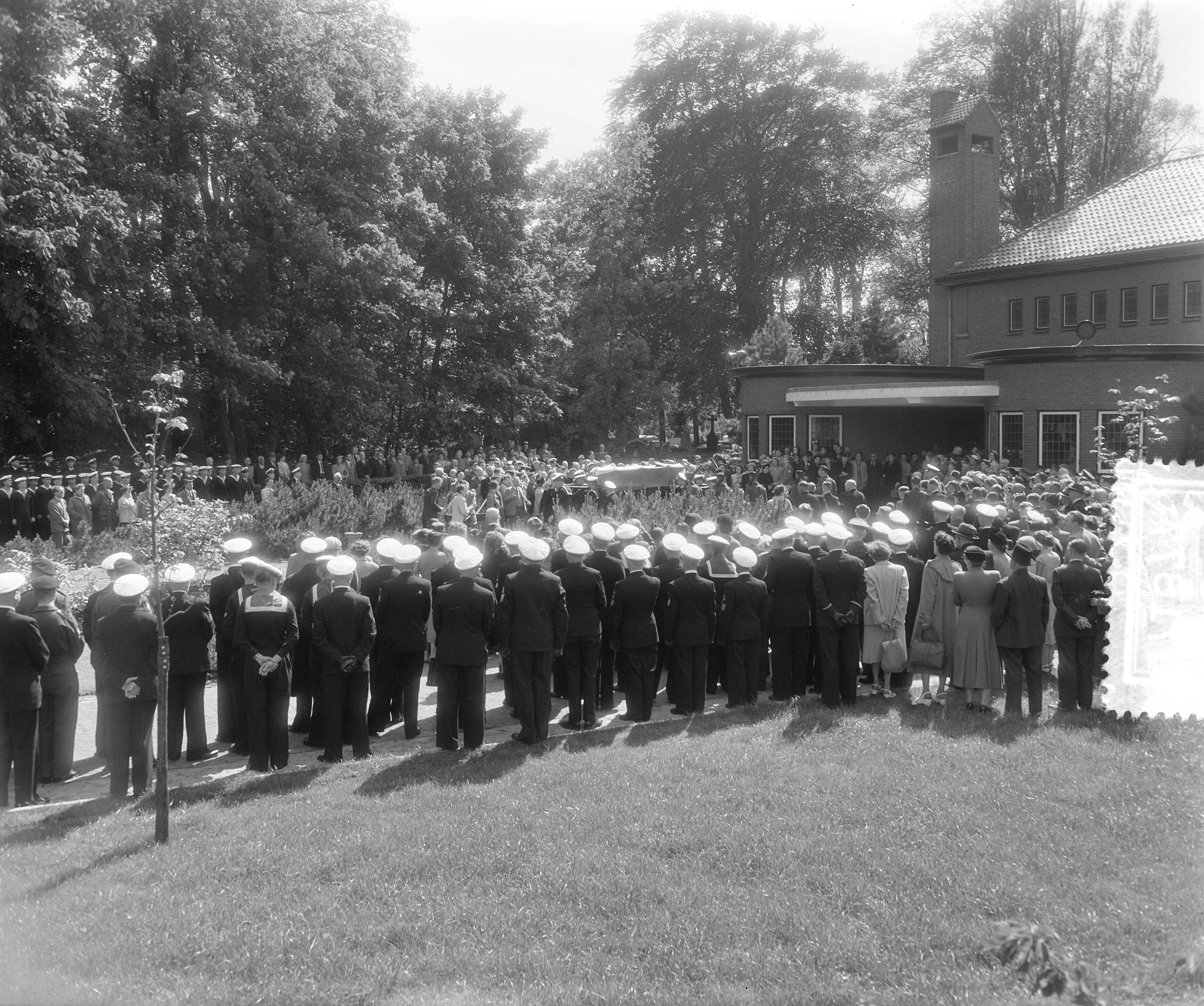 Fotocollectie Anefo — Marinebegrafenis te Den Haag — Foto: Rossem, Wim van / Anefo. Licentie: Set B: Rechtenvrij / Publiek Domein. Bron: Nationaal Archief. http://hdl.handle.net/10648/a936cc1e-d0b4-102d-bcf8-003048976d84