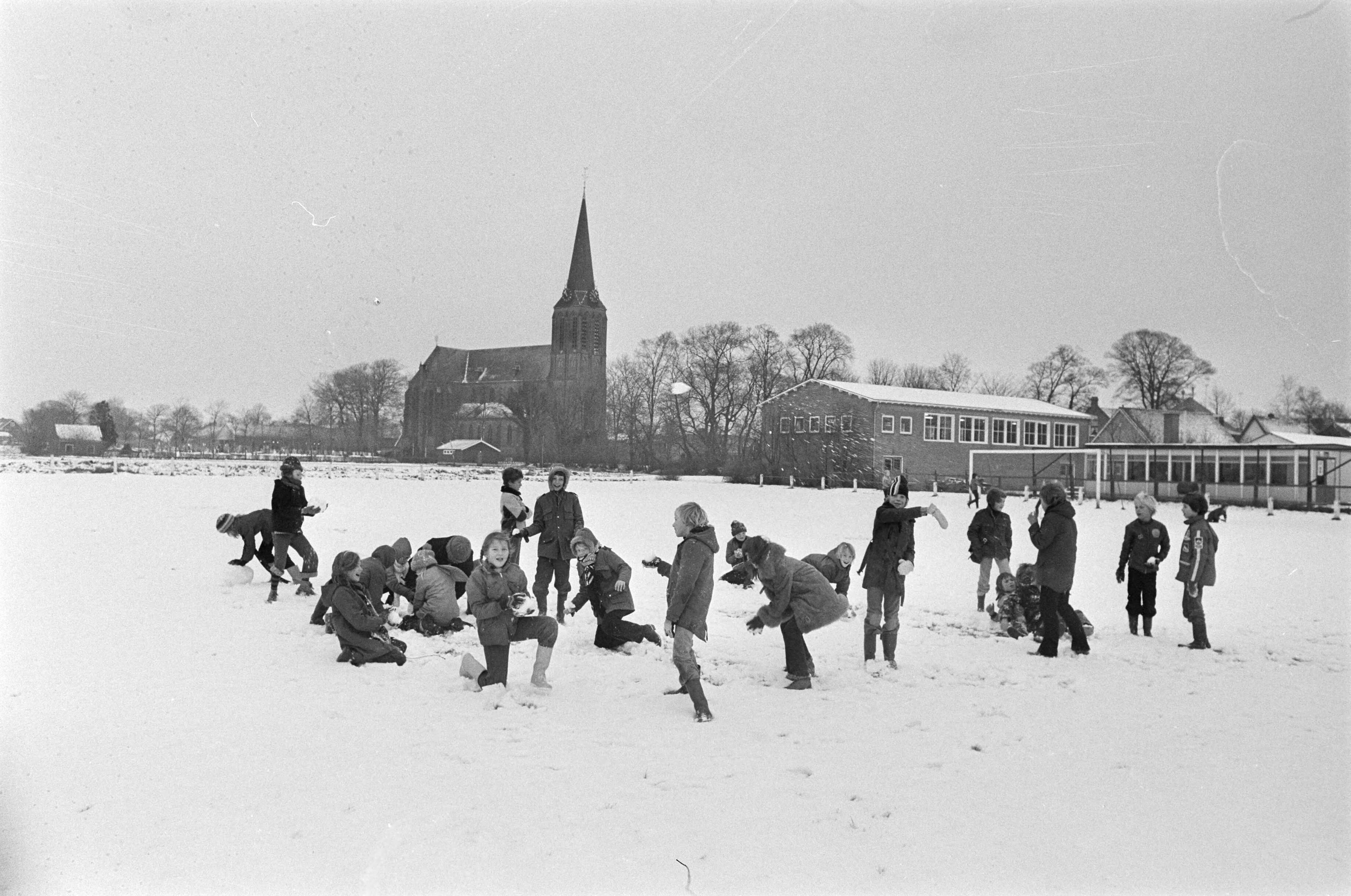 Fotocollectie Anefo — Sneeuw: kinderen in de sneeuw bij Abcoude — Foto: Mieremet, Rob / Anefo. Licentie: Set B: Rechtenvrij / Publiek Domein. Bron: Nationaal Archief. http://hdl.handle.net/10648/ac7bdffe-d0b4-102d-bcf8-003048976d84