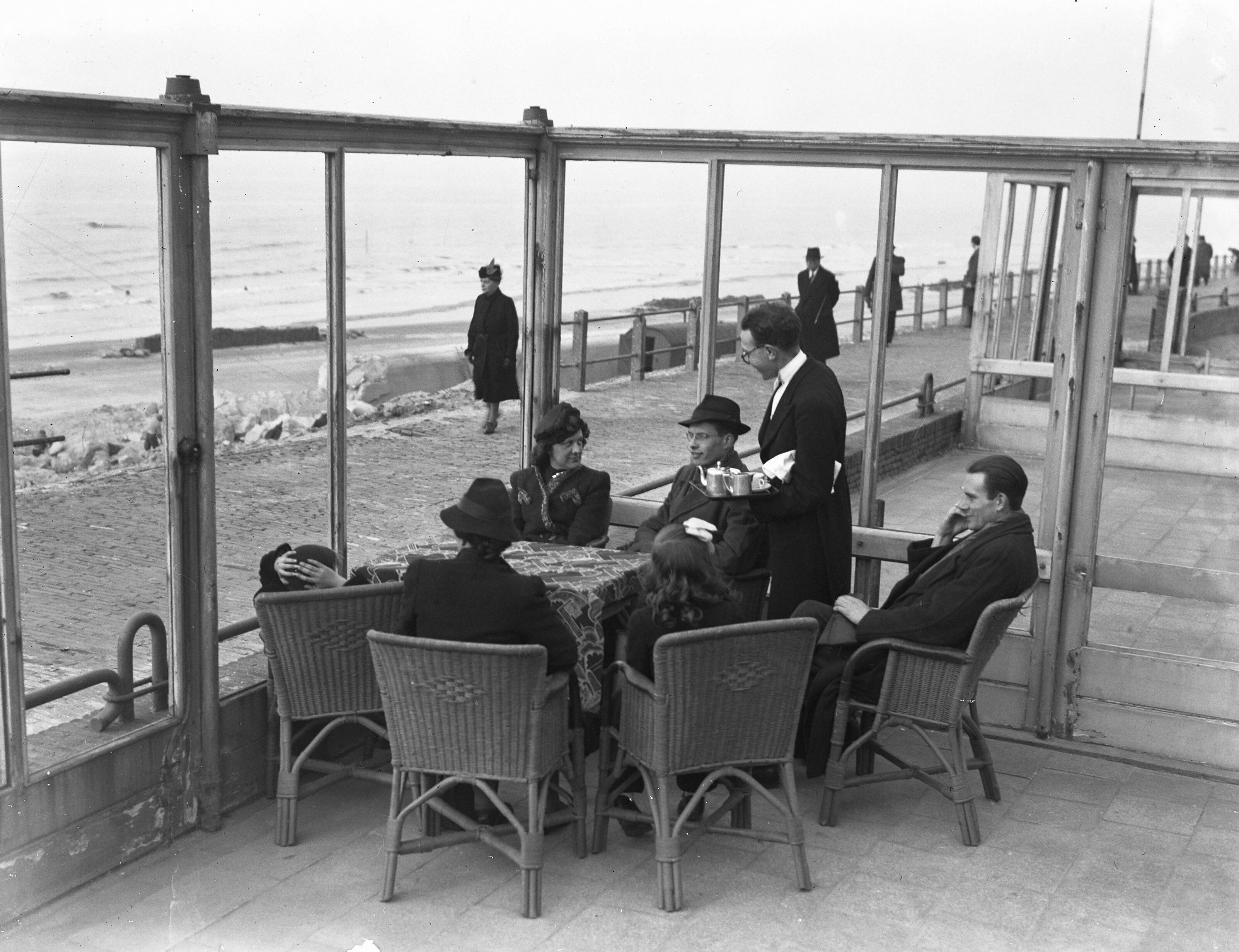 Fotocollectie Anefo — Voorjaarsweer in Scheveningen — Foto: Friezer, Joep / Anefo. Licentie: Set B: Rechtenvrij / Publiek Domein. Bron: Nationaal Archief. http://hdl.handle.net/10648/a89a4d58-d0b4-102d-bcf8-003048976d84