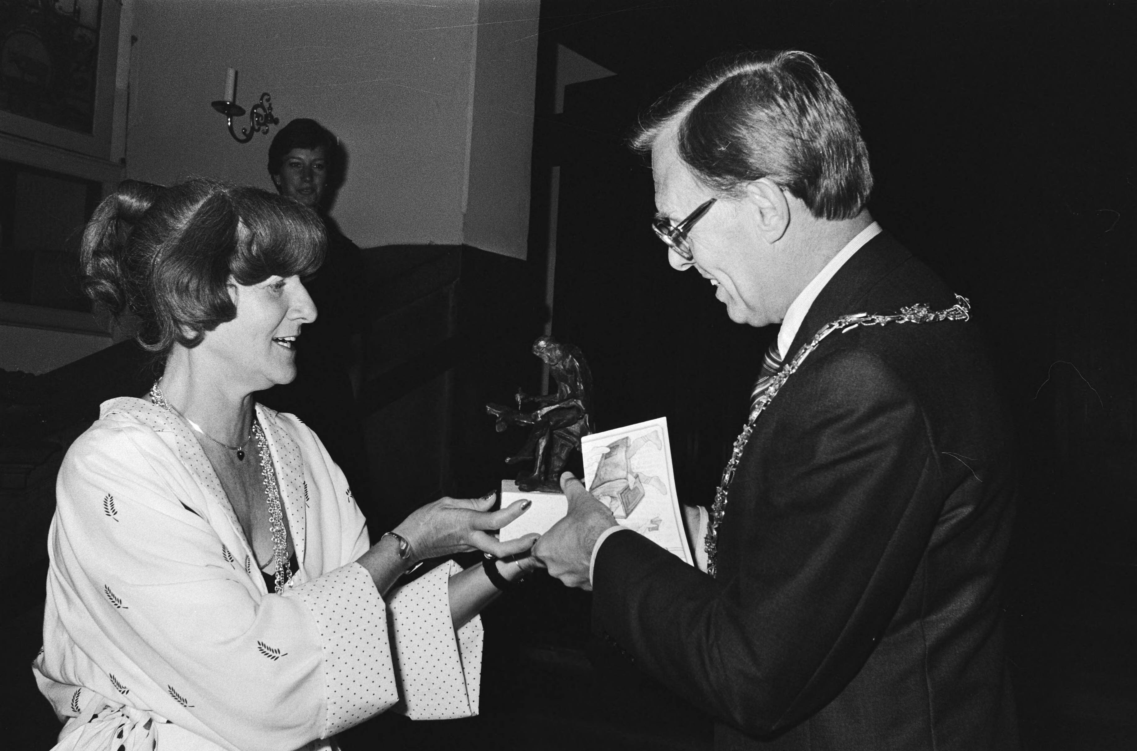 Kinderboekenschrijfster Miep Diekmann ontvangt de Laurens Janszoon Costerprijs — Miep Diekmann ontvangt de prijs uit handen van burgemeester Reehorst (Haarlem) — Foto: Suyk, Koen / Anefo. Licentie: Set B: Rechtenvrij / Publiek Domein. Bron: Nationaal Archief. http://hdl.handle.net/10648/accb8aa4-d0b4-102d-bcf8-003048976d84