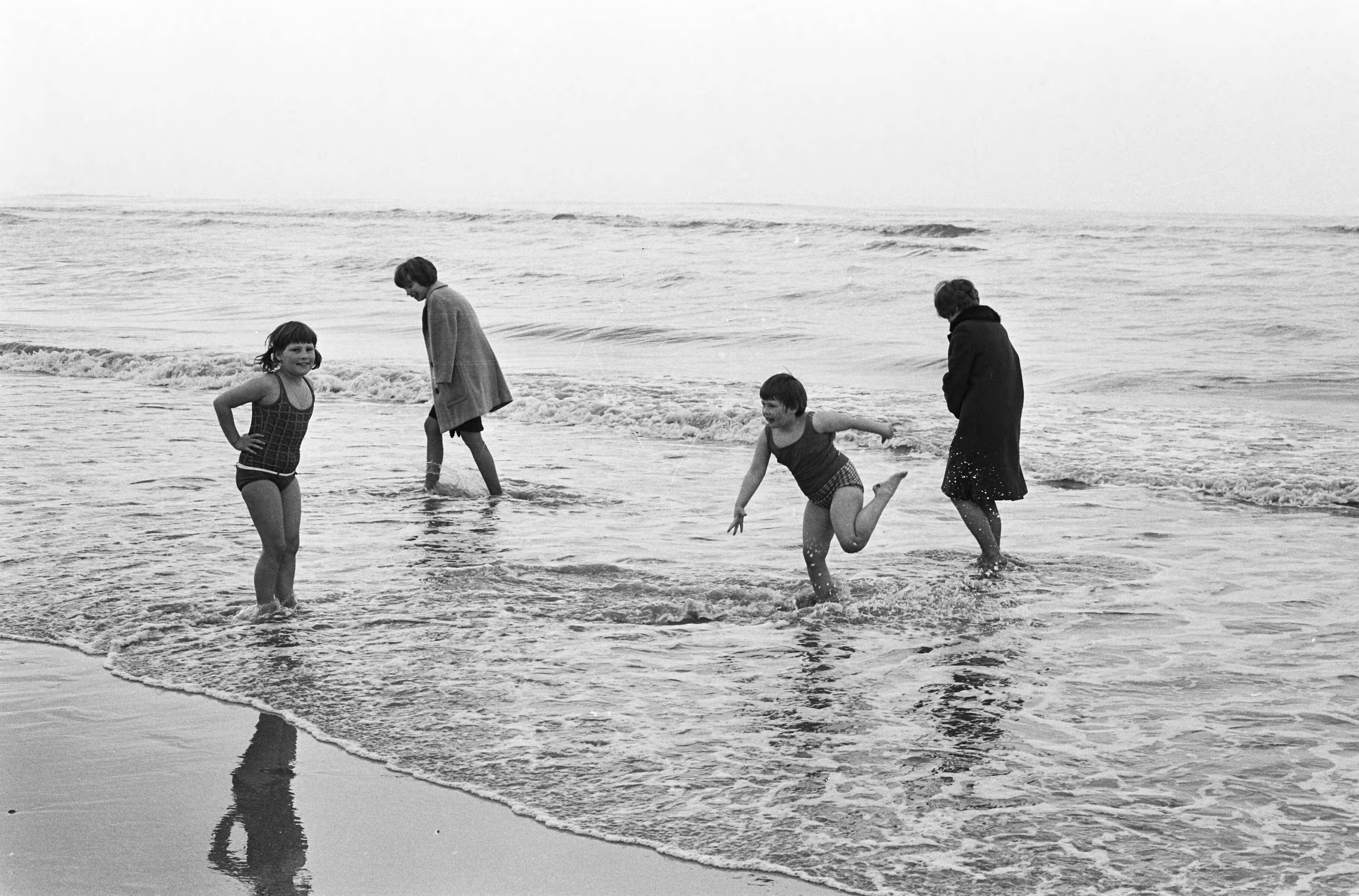 Fotocollectie Anefo — Pootje baden met Pasen op Zandvoort — Foto: Kroon, Ron / Anefo. Licentie: Set B: Rechtenvrij / Publiek Domein. Bron: Nationaal Archief. http://hdl.handle.net/10648/aae47476-d0b4-102d-bcf8-003048976d84