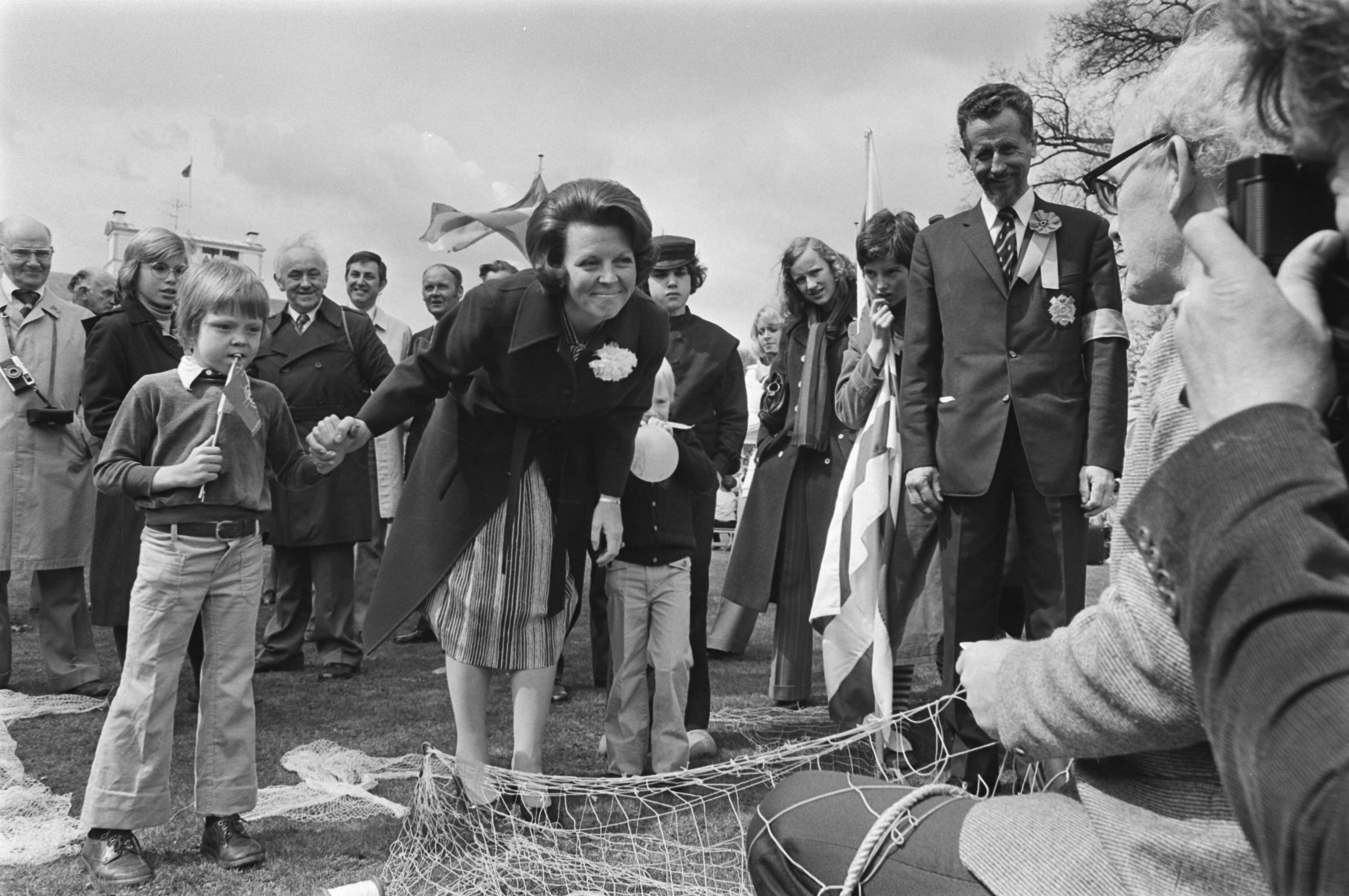 Fotocollectie Anefo — Defile Soestdijk; Beatrix met kinderen — Foto: Mieremet, Rob / Anefo. Licentie: Set B: Rechtenvrij / Publiek Domein. Bron: Nationaal Archief. http://hdl.handle.net/10648/ac82a186-d0b4-102d-bcf8-003048976d84