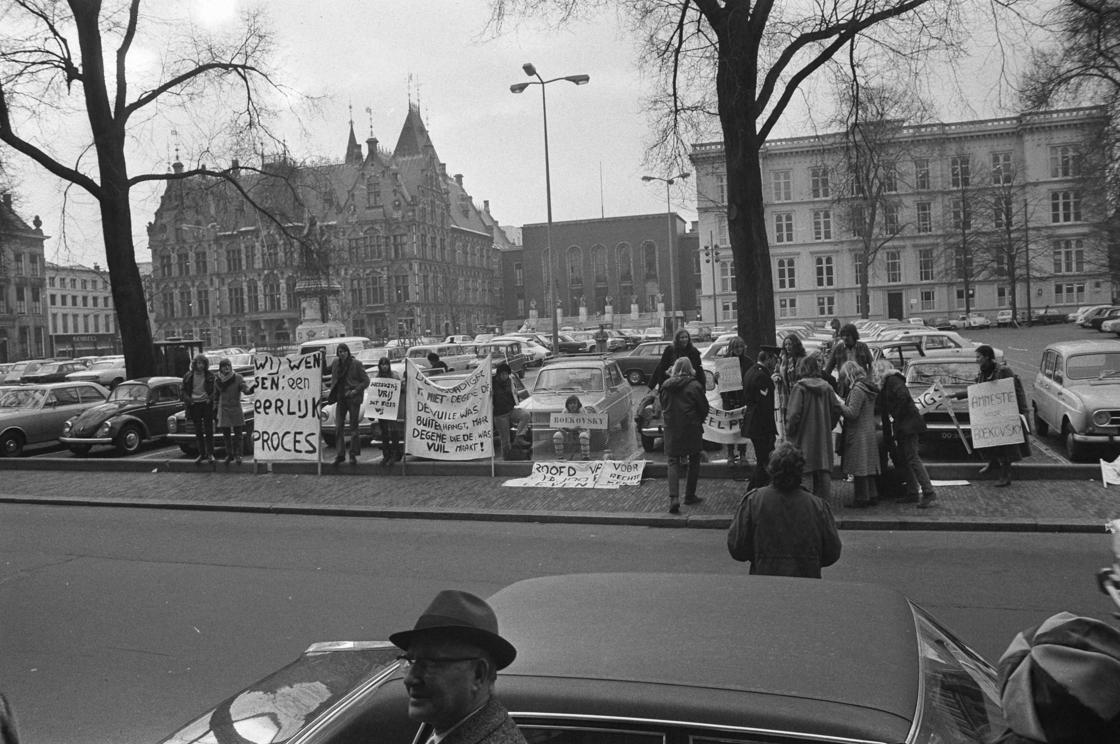 Fotocollectie Anefo — Demonstratie in Den Haag voor Russische schrijver Boekovsky — Foto: Mieremet, Rob / Anefo. Licentie: Set B: Rechtenvrij / Publiek Domein. Bron: Nationaal Archief. http://hdl.handle.net/10648/abe07096-d0b4-102d-bcf8-003048976d84