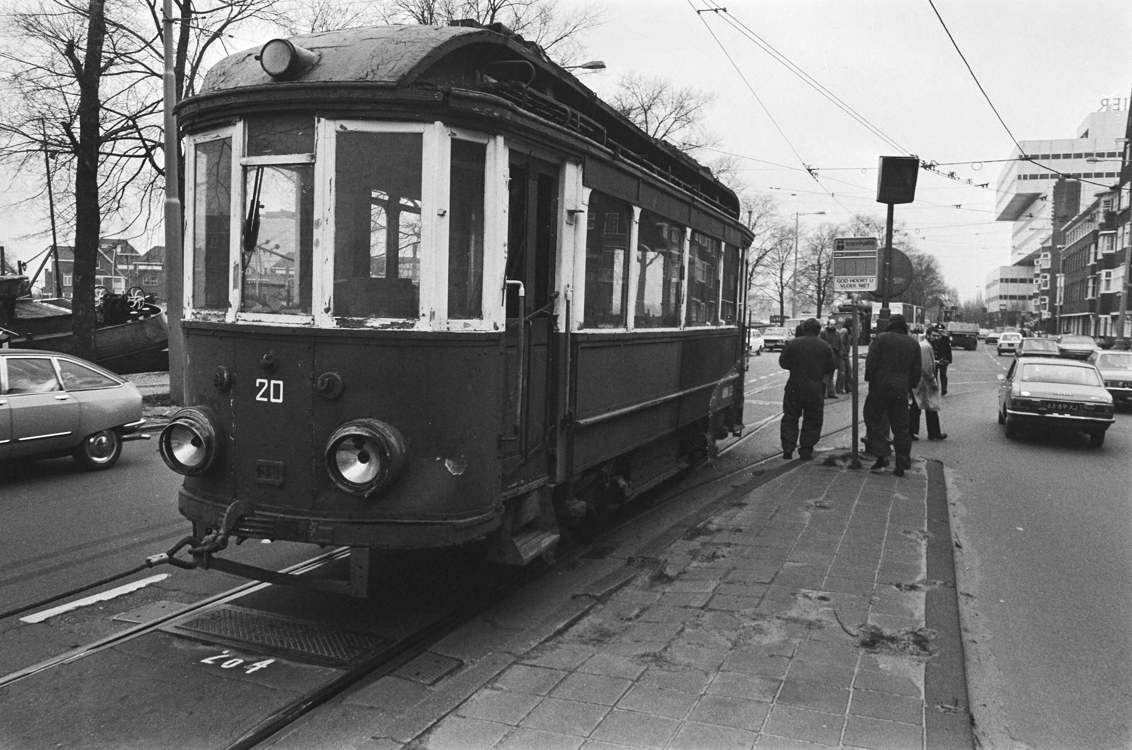 Fotocollectie Anefo — Oude tram van het traject Utrecht-Zeist bij remise in Amsterdam voor restauratie — Foto: Bogaerts, Rob / Anefo. Licentie: Set B: Rechtenvrij / Publiek Domein. Bron: Nationaal Archief. http://hdl.handle.net/10648/acab2a7a-d0b4-102d-bcf8-003048976d84