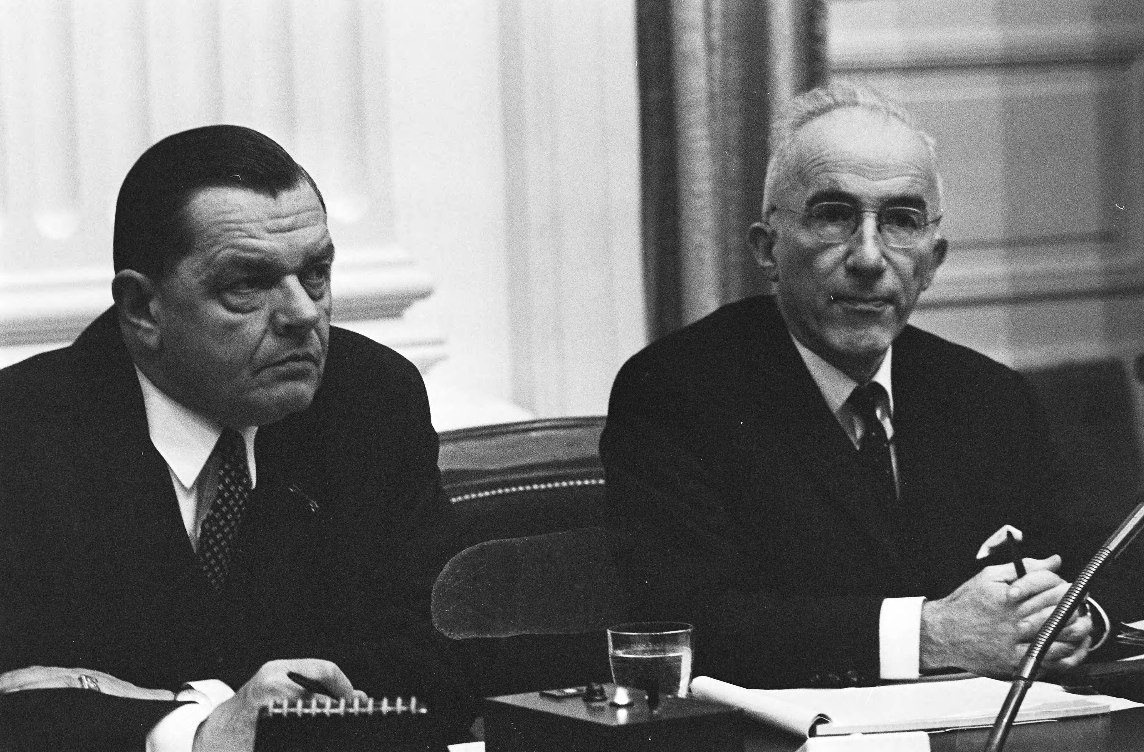 Fotocollectie Anefo — Tweede Kamer ; rijksbegroting van Justitie en Binnenlandse Zaken , Den Haag ; nr. 21: Beernink, nr. 22 links Beernink, rechts Polak — Foto: Mieremet, Rob / Anefo. Licentie: Set B: Rechtenvrij / Publiek Domein. Bron: Nationaal Archief. http://hdl.handle.net/10648/aba8c56a-d0b4-102d-bcf8-003048976d84