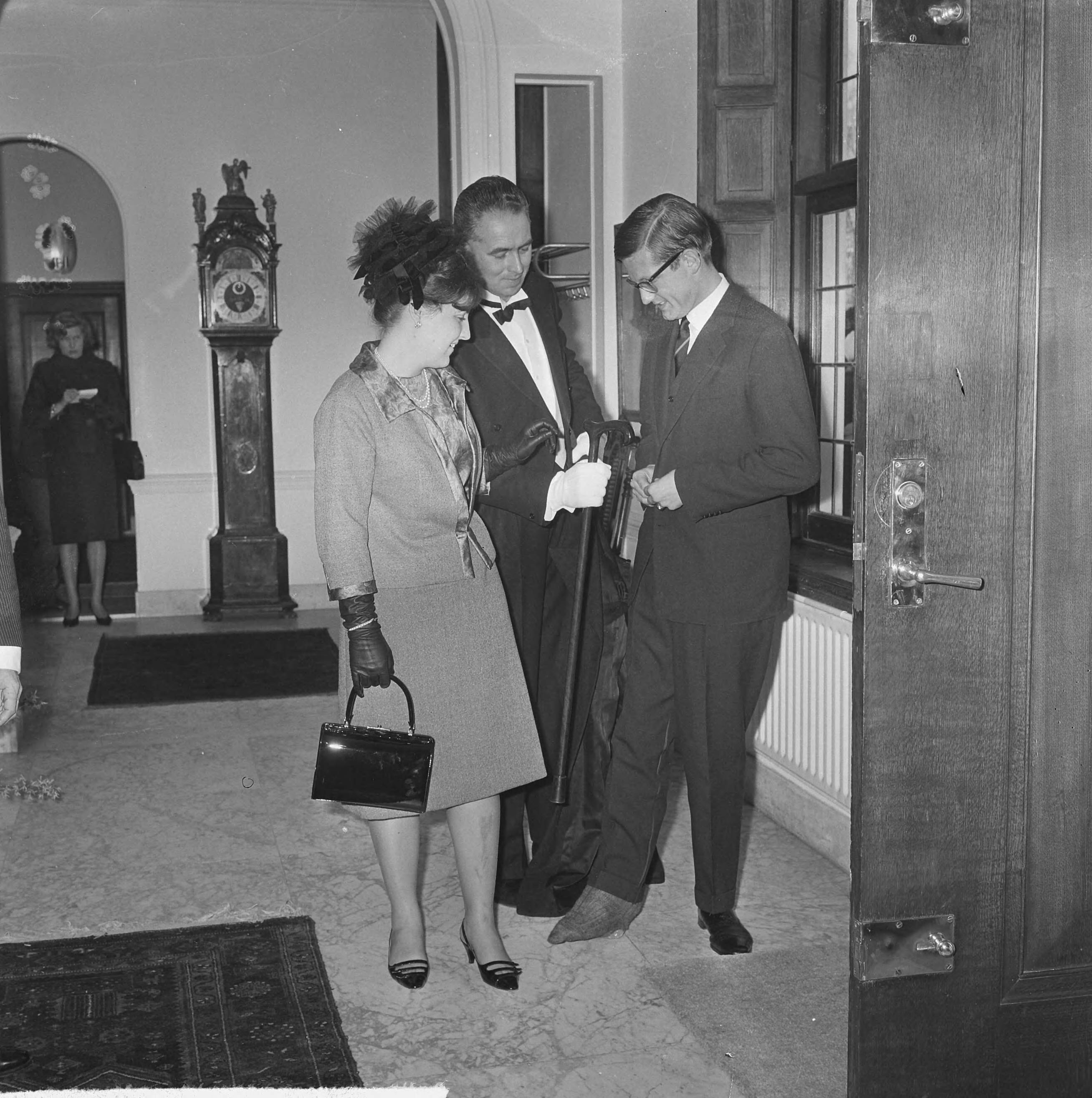 Verloofde paar prinses Margriet en Pieter van Vollenhoven in Den Haag — Verloofde paar in Den Haag. In het Catshuis krijgt Pieter van Vollenhoven een stok aangereikt — Foto: Koch, Eric / Anefo. Licentie: Set B: Rechtenvrij / Publiek Domein. Bron: Nationaal Archief. http://hdl.handle.net/10648/aa988ebc-d0b4-102d-bcf8-003048976d84