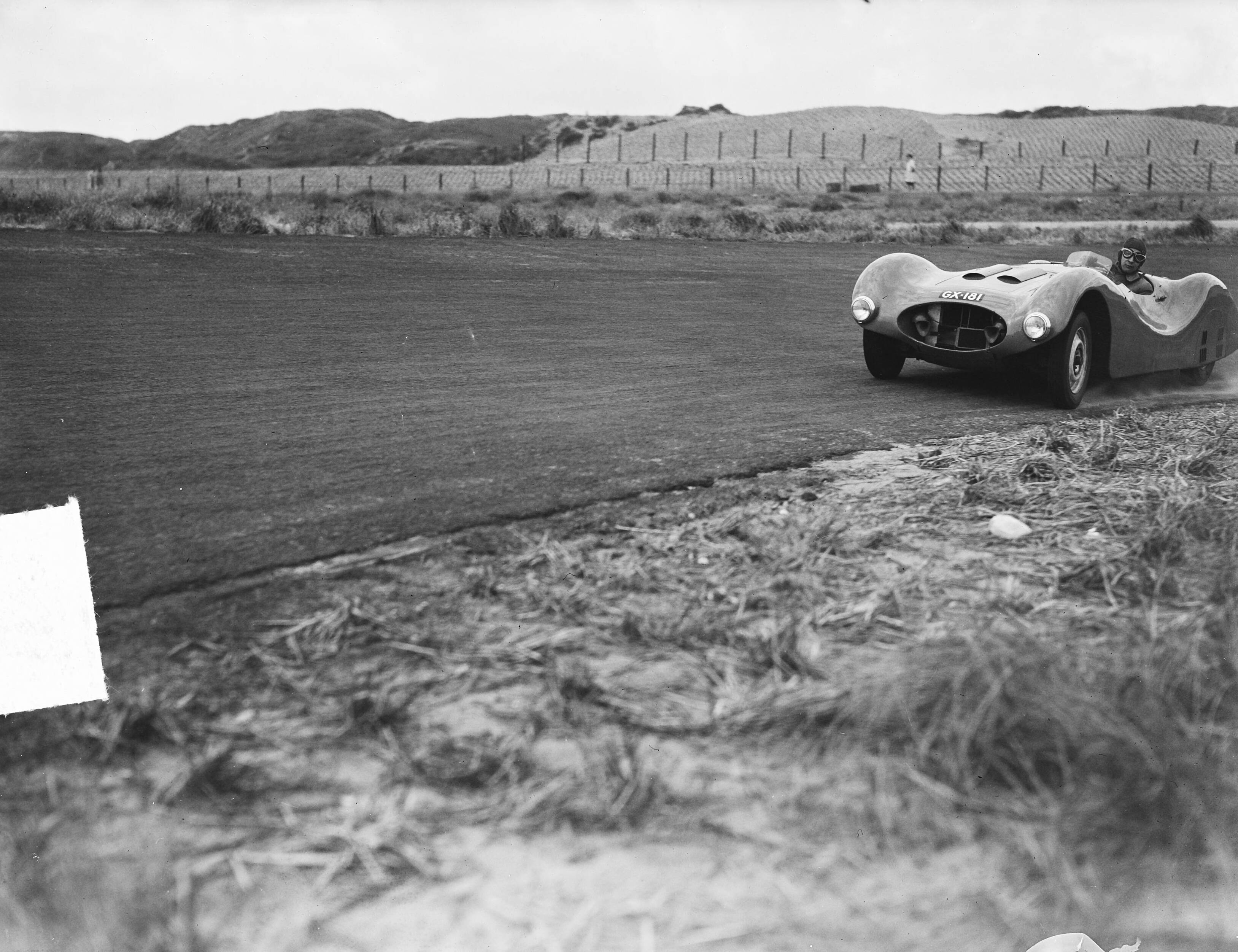 Circuit Zandvoort snelheidsrecords — Circuit Zandvoort snelheidsrecords. Gatsonides in actie in zijn Gatso-Fiat — Foto: Oorschot, […] van / Anefo. Licentie: Set B: Rechtenvrij / Publiek Domein. Bron: Nationaal Archief. http://hdl.handle.net/10648/a8d12a6c-d0b4-102d-bcf8-003048976d84