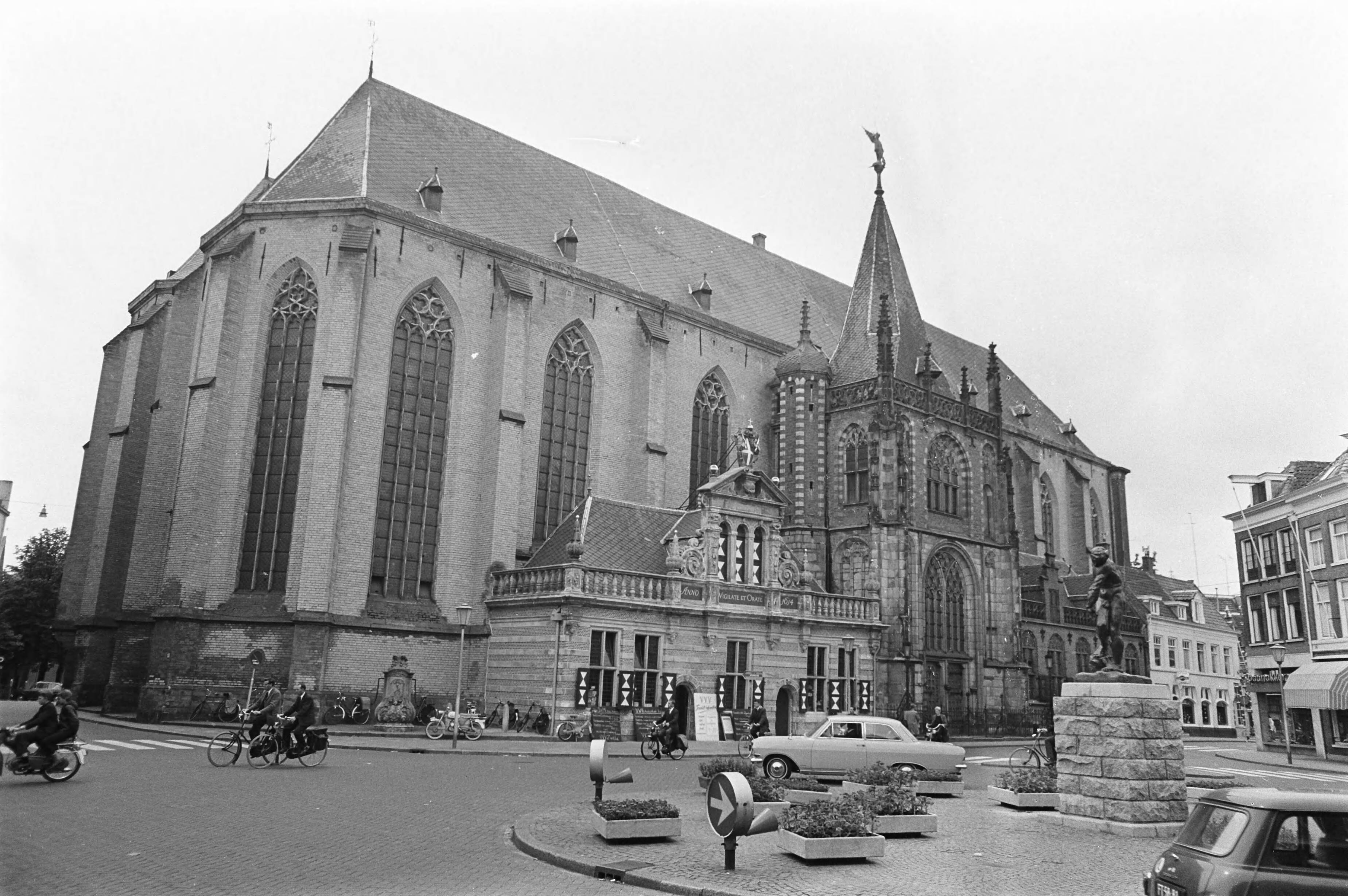 Gemeenteraadsverkiezingen Zwolle — De Grote Kerk in het centrum van Zwolle — Foto: Fotograaf Onbekend / Anefo. Licentie: Set B: Rechtenvrij / Publiek Domein. Bron: Nationaal Archief. http://hdl.handle.net/10648/ab1d30ea-d0b4-102d-bcf8-003048976d84