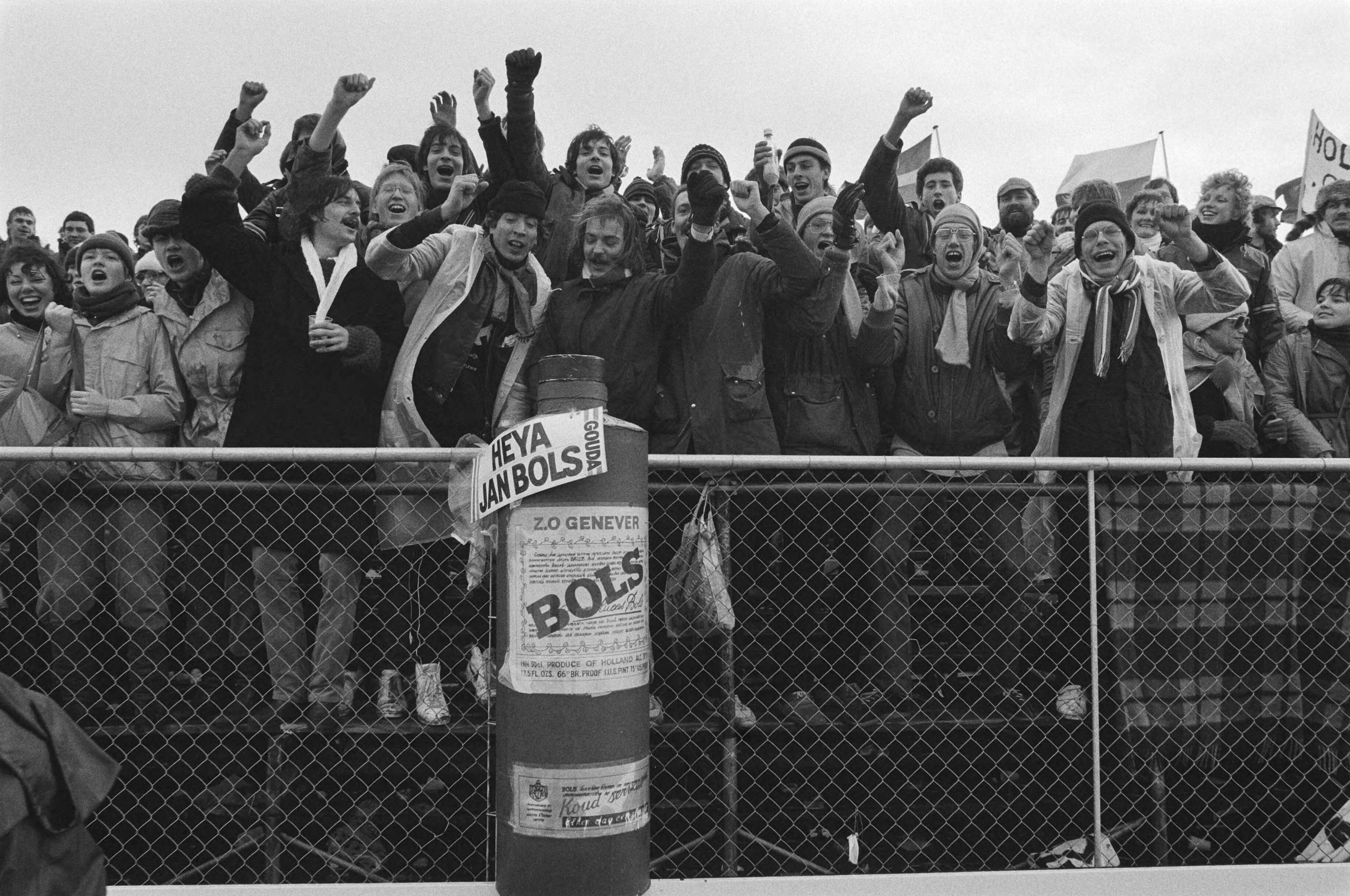 Europese kampioenschappen schaatsen mannen 1983 in Den Haag — Juichend publiek bij een nagemaakte Bolsfles — Foto: Croes, Rob C. / Anefo. Licentie: Set B: Rechtenvrij / Publiek Domein. Bron: Nationaal Archief. http://hdl.handle.net/10648/ad2504bc-d0b4-102d-bcf8-003048976d84