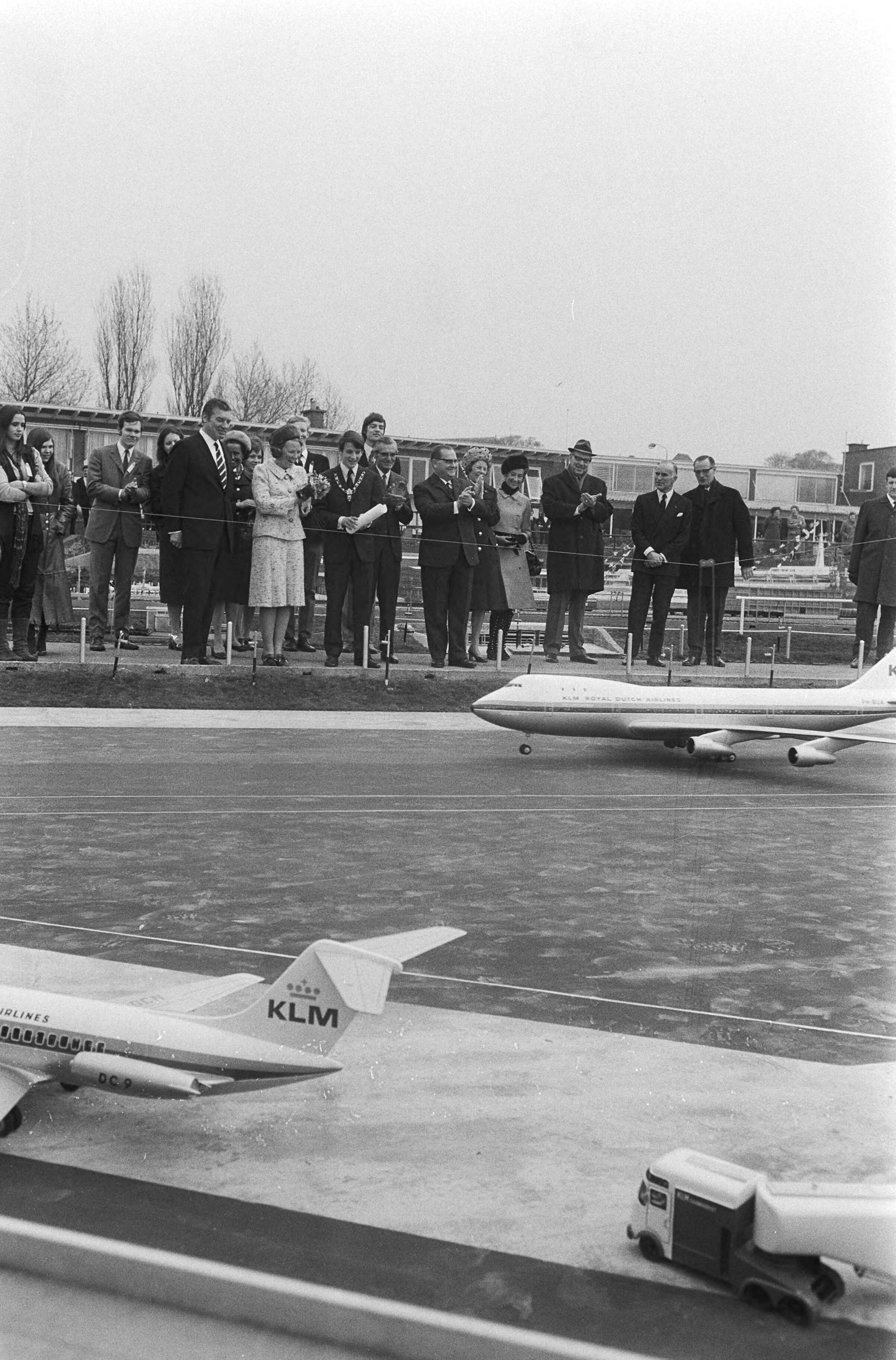 Prinses Beatrix aanwezig bij de opening van Madurodam in Den Haag — Prinses Beatrix bekijkt modellen van vliegtuigen — Foto: Fotograaf Onbekend / Anefo. Licentie: Set B: Rechtenvrij / Publiek Domein. Bron: Nationaal Archief. http://hdl.handle.net/10648/abb96c8a-d0b4-102d-bcf8-003048976d84