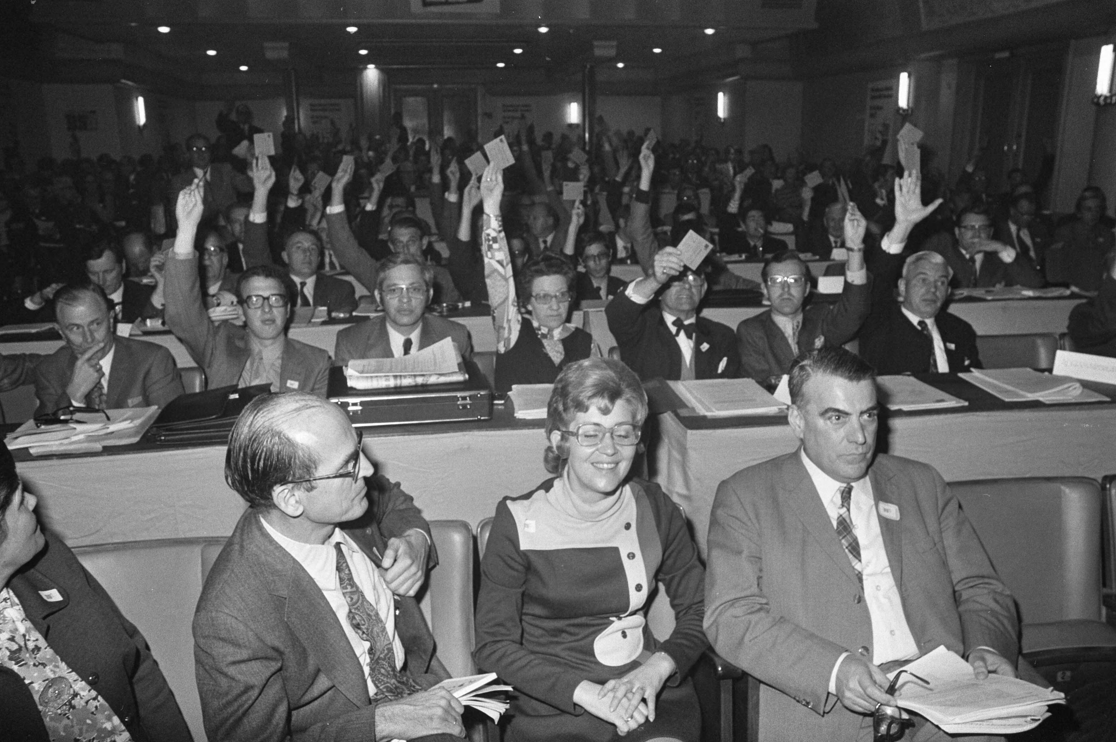Fotocollectie Anefo — DS70-congres te Zeist, nummer 11 Van Stuijvenberg (links) en Berger, nummer 13 Drees jr. (links) en Berger (rechts) op voorgrond tijdens stemming — Foto: Mieremet, Rob / Anefo. Licentie: Set B: Rechtenvrij / Publiek Domein. Bron: Nationaal Archief. http://hdl.handle.net/10648/abf95c8c-d0b4-102d-bcf8-003048976d84
