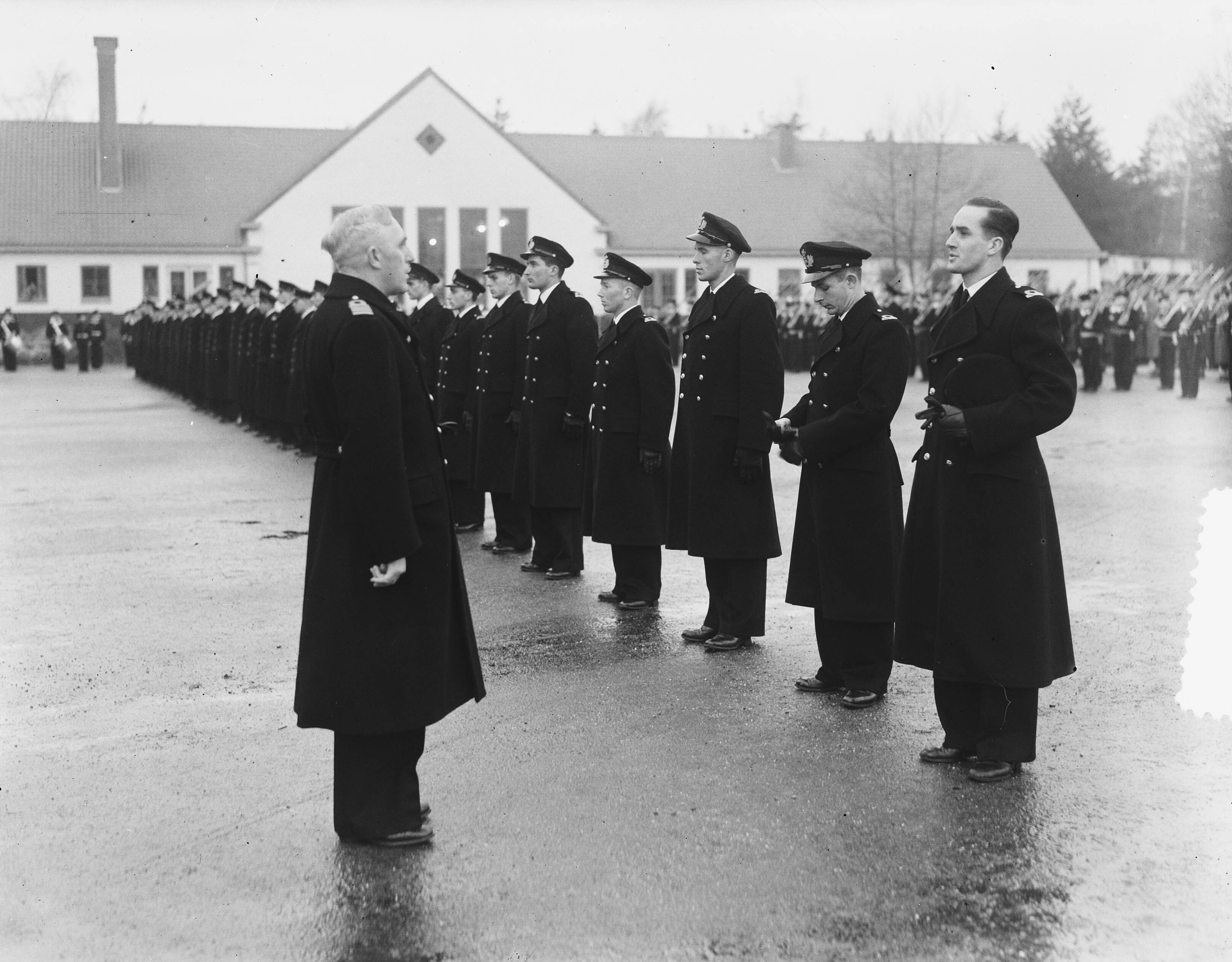 Beëdiging van 37 marine-officieren in MOK HIlversum — In het Marine-opleidingskamp nabij Hilversum zijn 37 marineofficieren beëdigd door de kapitein-ter-zee ]. J. Hogendoorn — Foto: Bilsen, Joop van / Anefo. Licentie: Set B: Rechtenvrij / Publiek Domein. Bron: Nationaal Archief. http://hdl.handle.net/10648/a8f3ff7e-d0b4-102d-bcf8-003048976d84