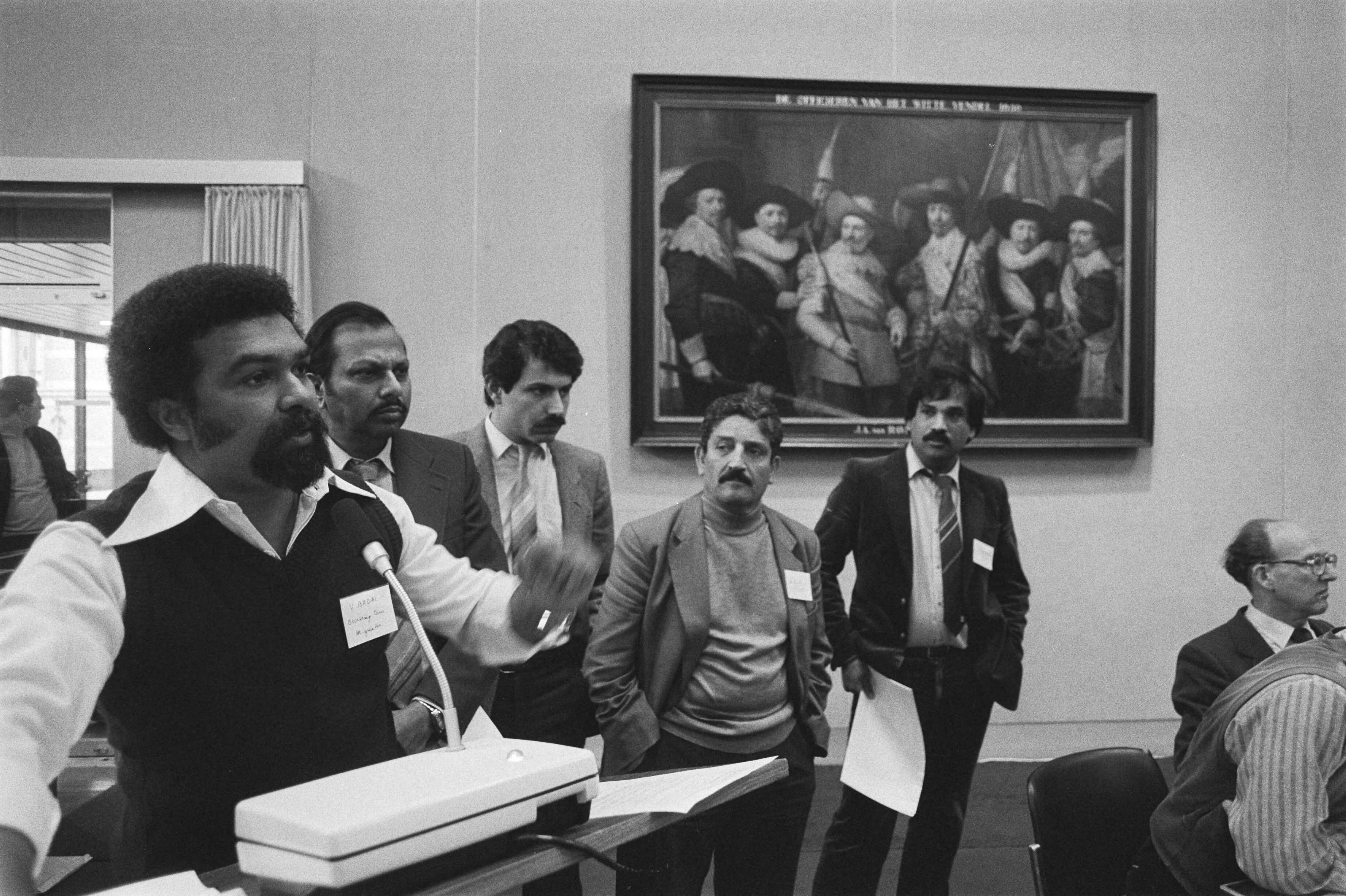 Fotocollectie Anefo — Bezinningsdag over racisme in het oud Stadhuis van Den Haag ; vertegenwoordigers van minderheidsgroepen in rij bij de interruptiemicrocoon — Foto: Antonisse, Marcel / Anefo. Licentie: Set B: Rechtenvrij / Publiek Domein. Bron: Nationaal Archief. http://hdl.handle.net/10648/ad393bc6-d0b4-102d-bcf8-003048976d84