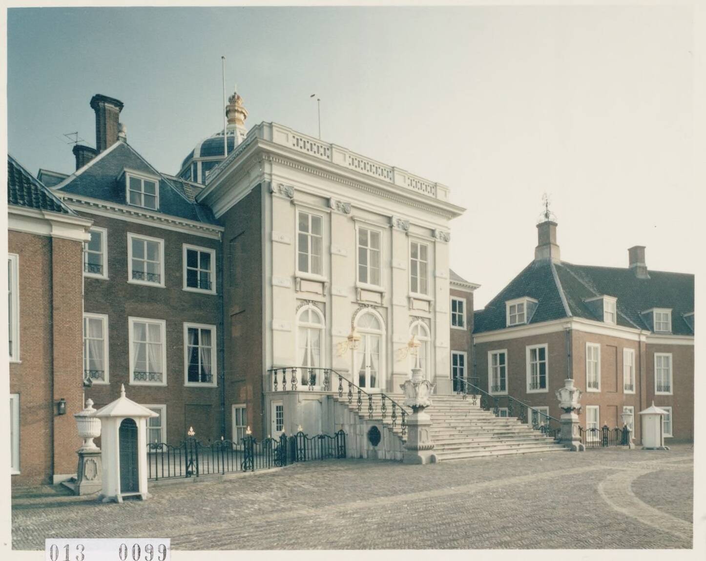 Paleis Huis ten Bosch te Den Haag — Exterieur — Foto: Hofmeester, Bart / RVD. Licentie: Set B: Rechtenvrij / Publiek Domein. Bron: Nationaal Archief. http://hdl.handle.net/10648/afa8f806-d0b4-102d-bcf8-003048976d84