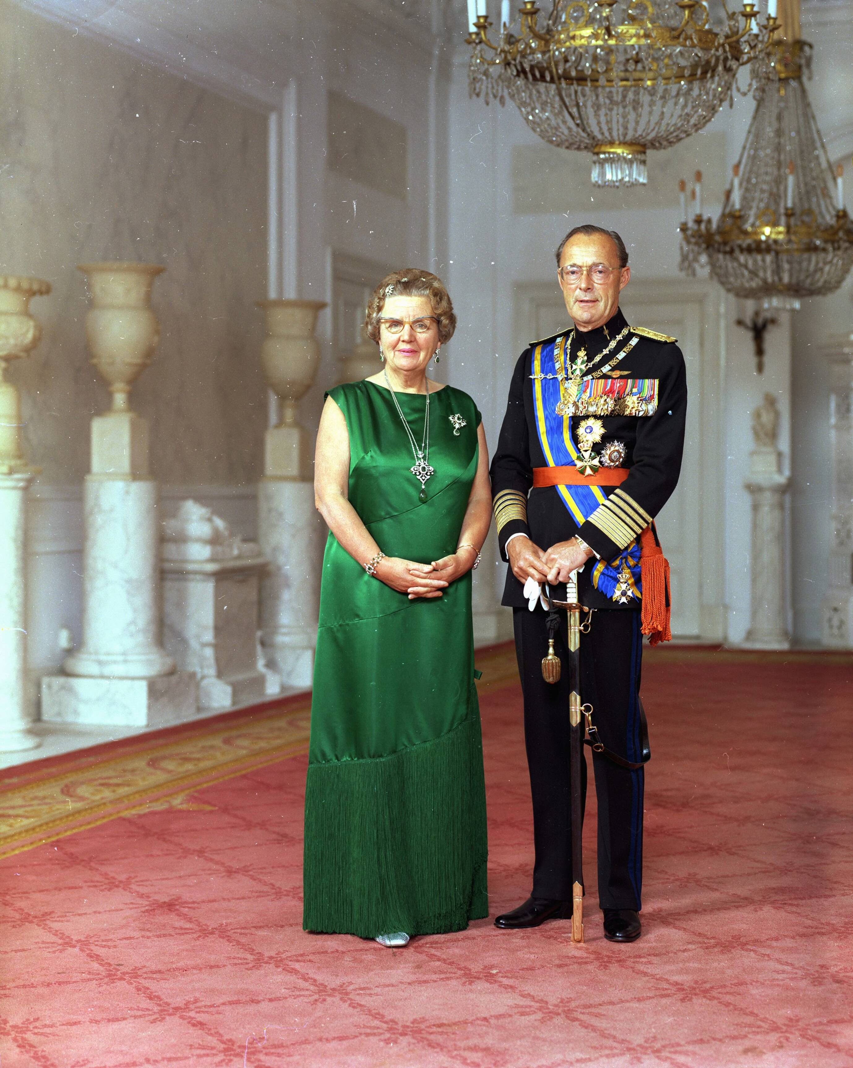 Fotocollectie RVD / Koninklijk Huis — Koningin Juliana en prins Bernhard, staande in paleis Soestdijk, 1971 — Foto: Koot, Max / RVD. Licentie: Set B: Rechtenvrij / Publiek Domein. Bron: Nationaal Archief. http://hdl.handle.net/10648/afb4796a-d0b4-102d-bcf8-003048976d84