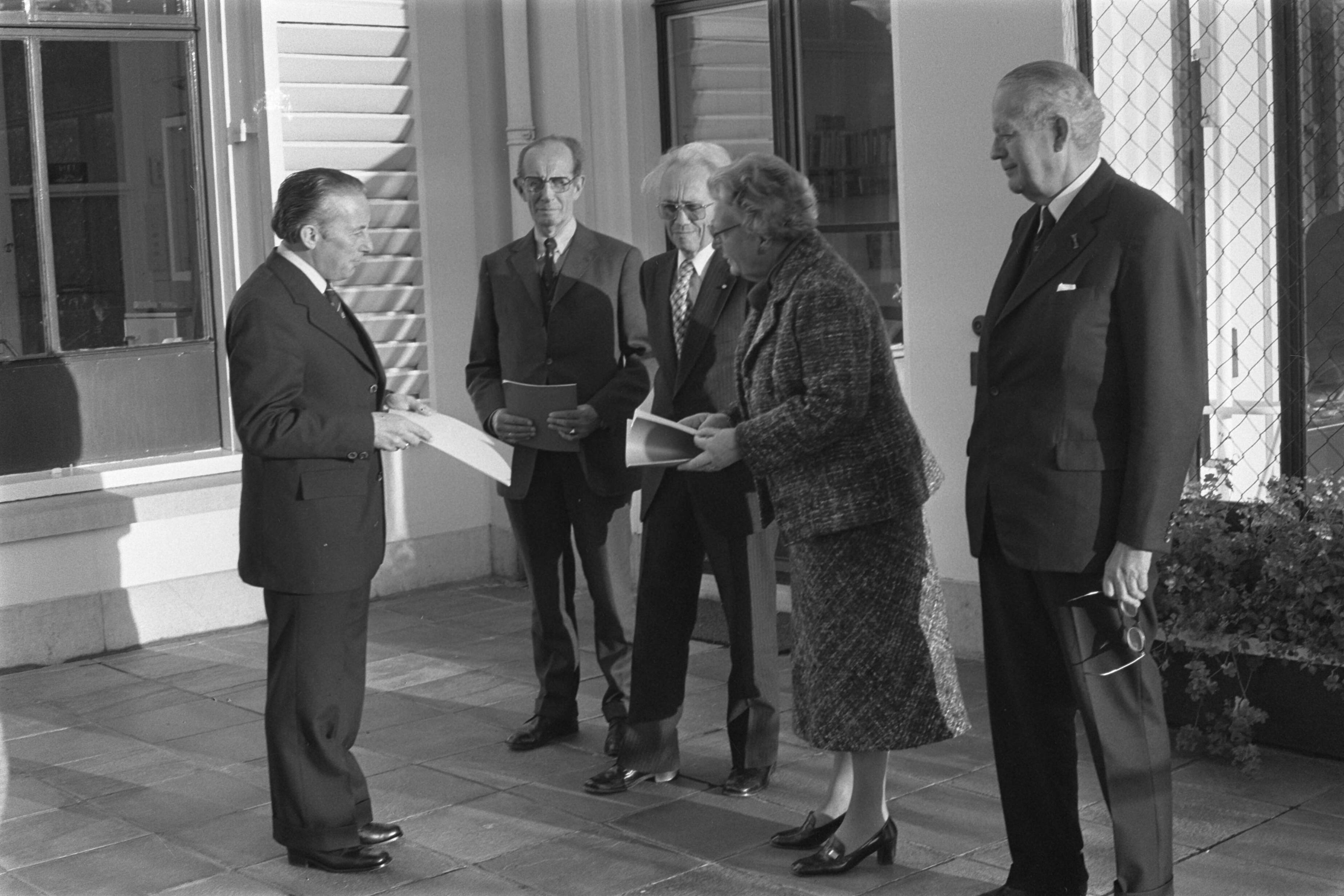 Fotocollectie Anefo — Koningin Juliana ontvangt het dagelijks bestuur van de Stichting Nederlands Kinderhulpplan — Foto: Suyk, Koen / Anefo. Licentie: Set B: Rechtenvrij / Publiek Domein. Bron: Nationaal Archief. http://hdl.handle.net/10648/aca5f370-d0b4-102d-bcf8-003048976d84