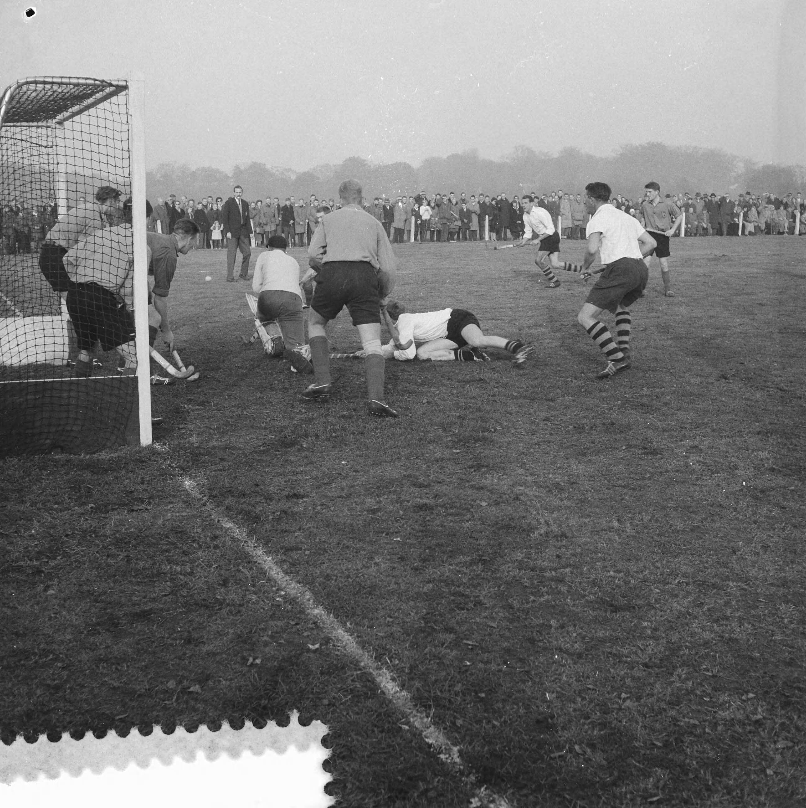 Fotocollectie Anefo — Hockey. Laren tegen SCHC 1-1. Spelmoment, doelman Borhout Mees (SCHC) onderschept een aanval — Foto: Lindeboom, Henk / Anefo. Licentie: Set B: Rechtenvrij / Publiek Domein. Bron: Nationaal Archief. http://hdl.handle.net/10648/a9a1a430-d0b4-102d-bcf8-003048976d84
