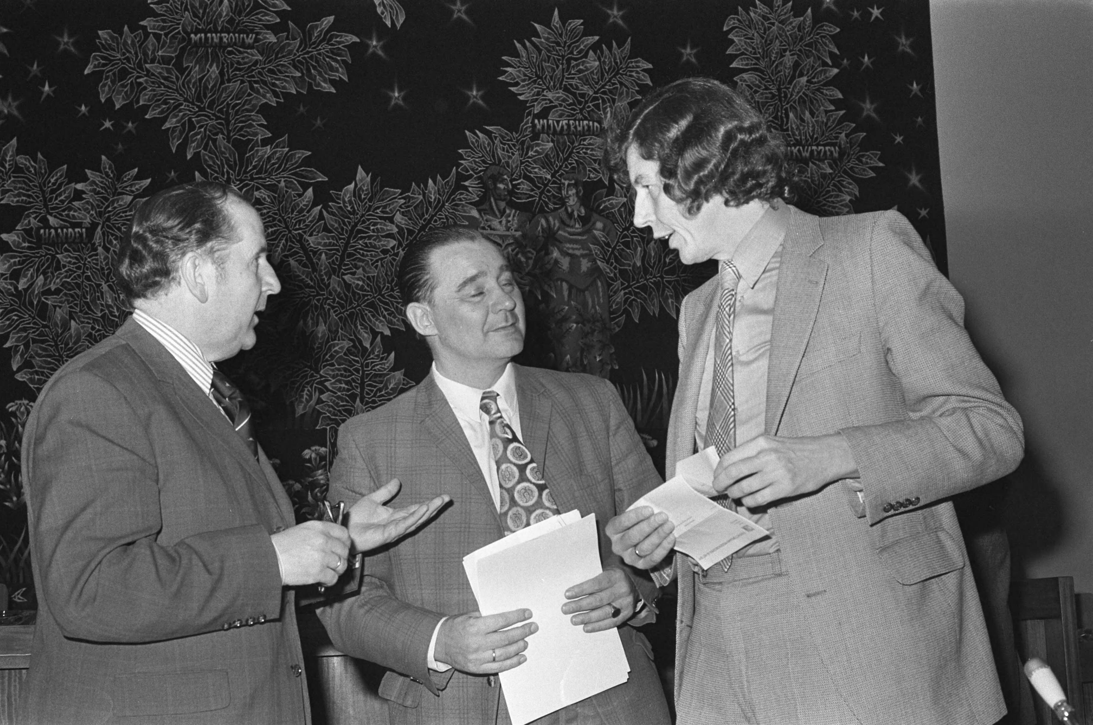 Fotocollectie Anefo — Vergadering Stichting van de Arbeid in SER-gebouw in Den Haag , v.l.n.r. Van Veen (voorzitter) (VNO), Pors, (middenstandvert.) en Kok — Foto: Mieremet, Rob / Anefo. Licentie: Set B: Rechtenvrij / Publiek Domein. Bron: Nationaal Archief. http://hdl.handle.net/10648/ac5a64b4-d0b4-102d-bcf8-003048976d84