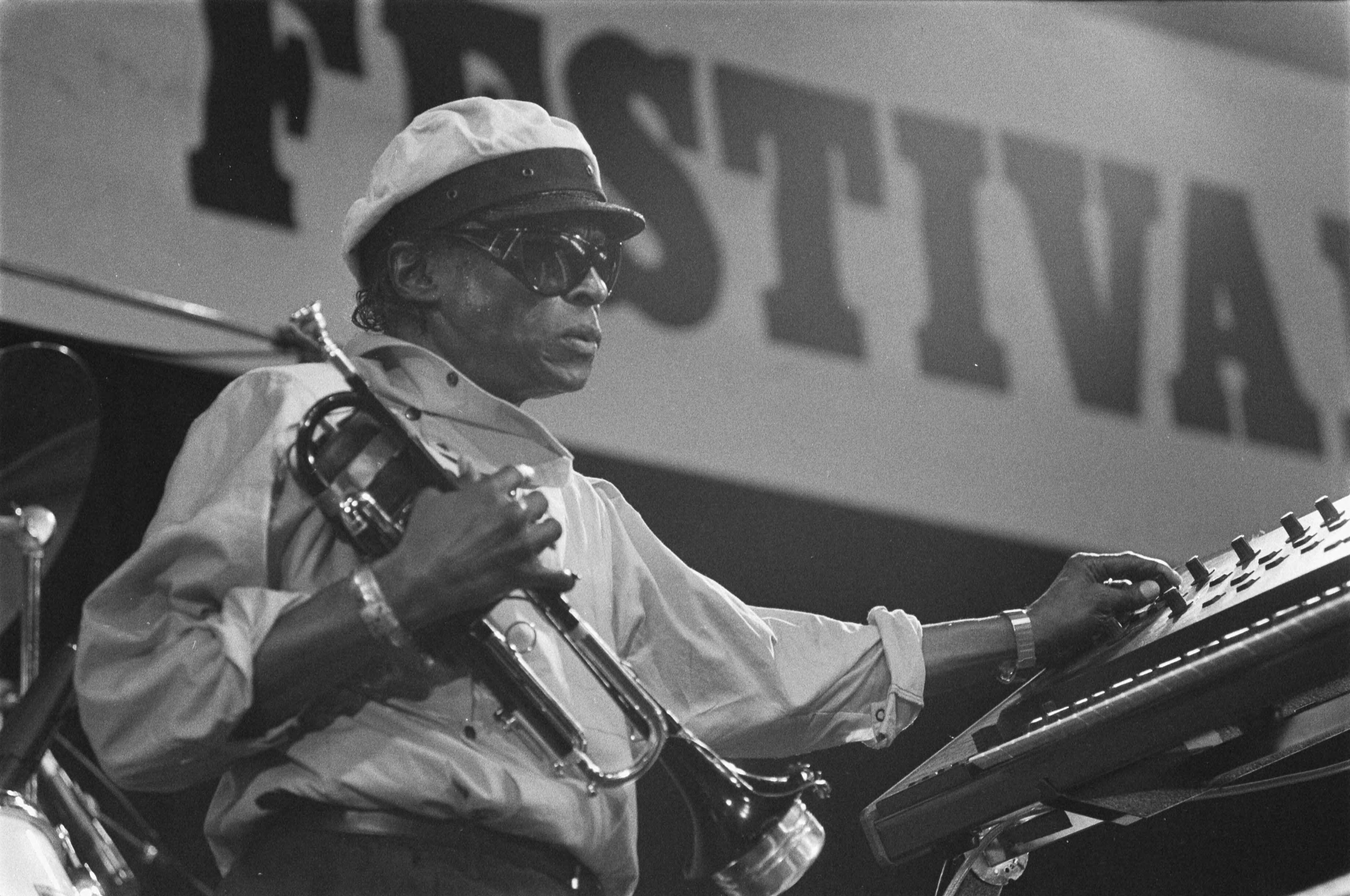Fotocollectie Anefo — North Sea Jazzfestival in Den Haag ; Miles Davies — Foto: Bogaerts, Rob / Anefo. Licentie: Set B: Rechtenvrij / Publiek Domein. Bron: Nationaal Archief. http://hdl.handle.net/10648/ad3b4c54-d0b4-102d-bcf8-003048976d84