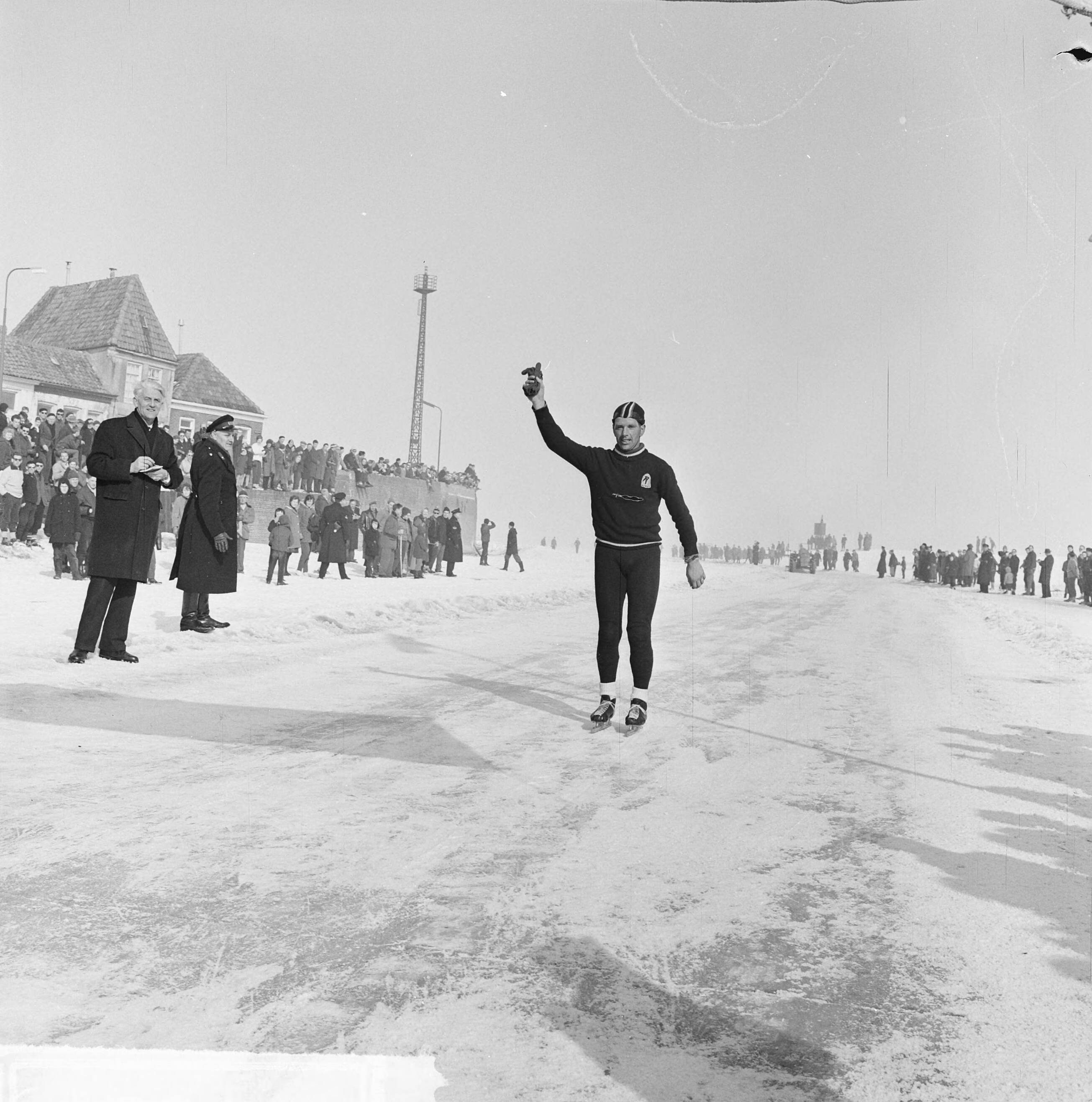 Fotocollectie Anefo — Schaatswedstrijd over het IJselmeer, 170 kilometer . Jan van der Hoorn uit Ter Aar als eerste te Medemblik — Foto: Koch, Eric / Anefo. Licentie: Set B: Rechtenvrij / Publiek Domein. Bron: Nationaal Archief. http://hdl.handle.net/10648/aa2c15a2-d0b4-102d-bcf8-003048976d84