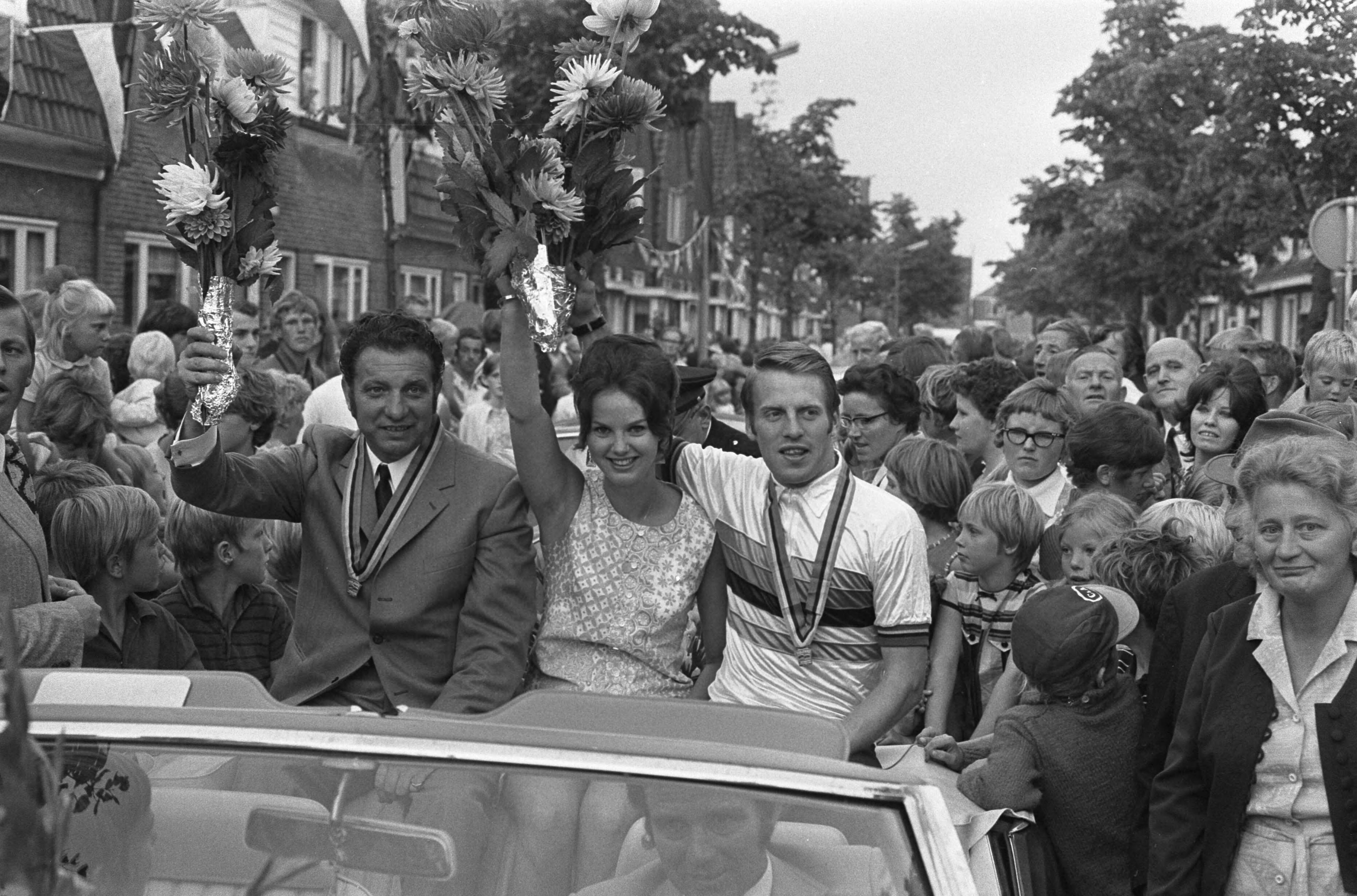 Fotocollectie Anefo — Wielrenner Cees Stam wordt gehuldigd in Koog aan de Zaan; gangmaker Stakenburg en Stam en echtgenote in auto in het dorp — Foto: Verhoeff, Bert / Anefo. Licentie: Set B: Rechtenvrij / Publiek Domein. Bron: Nationaal Archief. http://hdl.handle.net/10648/ab9f77c6-d0b4-102d-bcf8-003048976d84