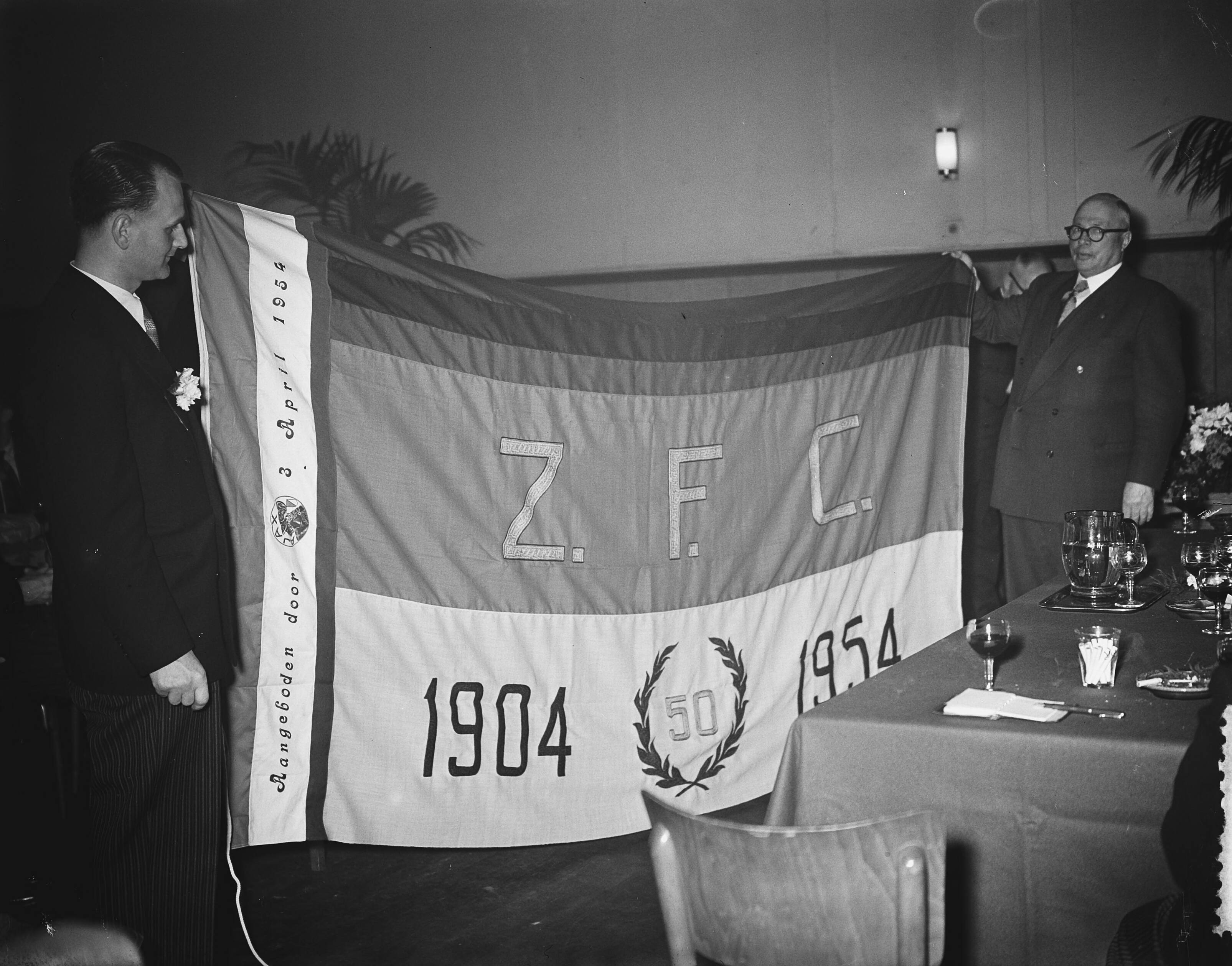 50-jarig jubileum van voetbalvereniging ZFC — Foto: Bilsen, Joop van / Anefo. — Licentie: Set B: Rechtenvrij / Publiek Domein. Bron: Nationaal Archief. http://hdl.handle.net/10648/a91f9210-d0b4-102d-bcf8-003048976d84