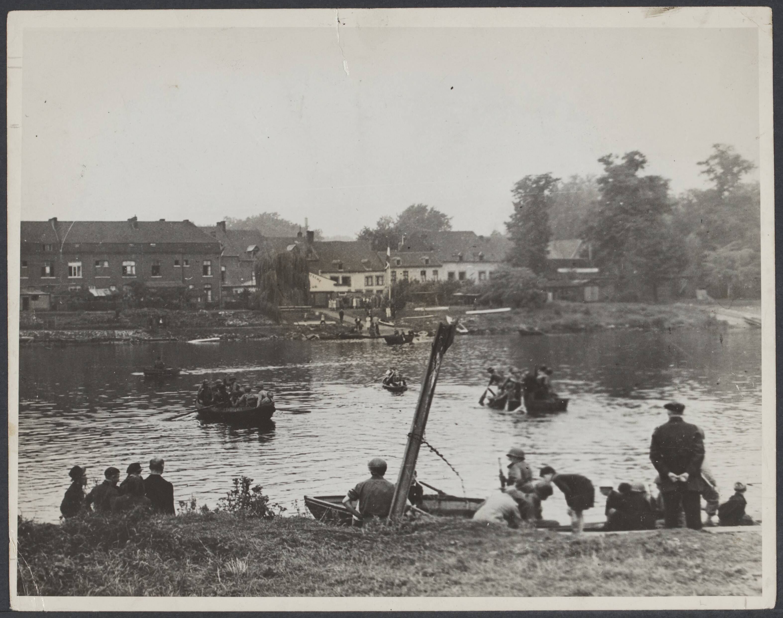 Nederland front, 1944 — Troepen van het Amerikaanse 1e Leger gebruiken plaatselijke roeiboten om de rivier de Maas bij Maastricht over te steken — Foto: US Army Signal Corps. Licentie: Set B: Rechtenvrij / Publiek Domein. Bron: Nationaal Archief. http://hdl.handle.net/10648/bef33792-5799-03cf-9c43-132bc4c64b5b