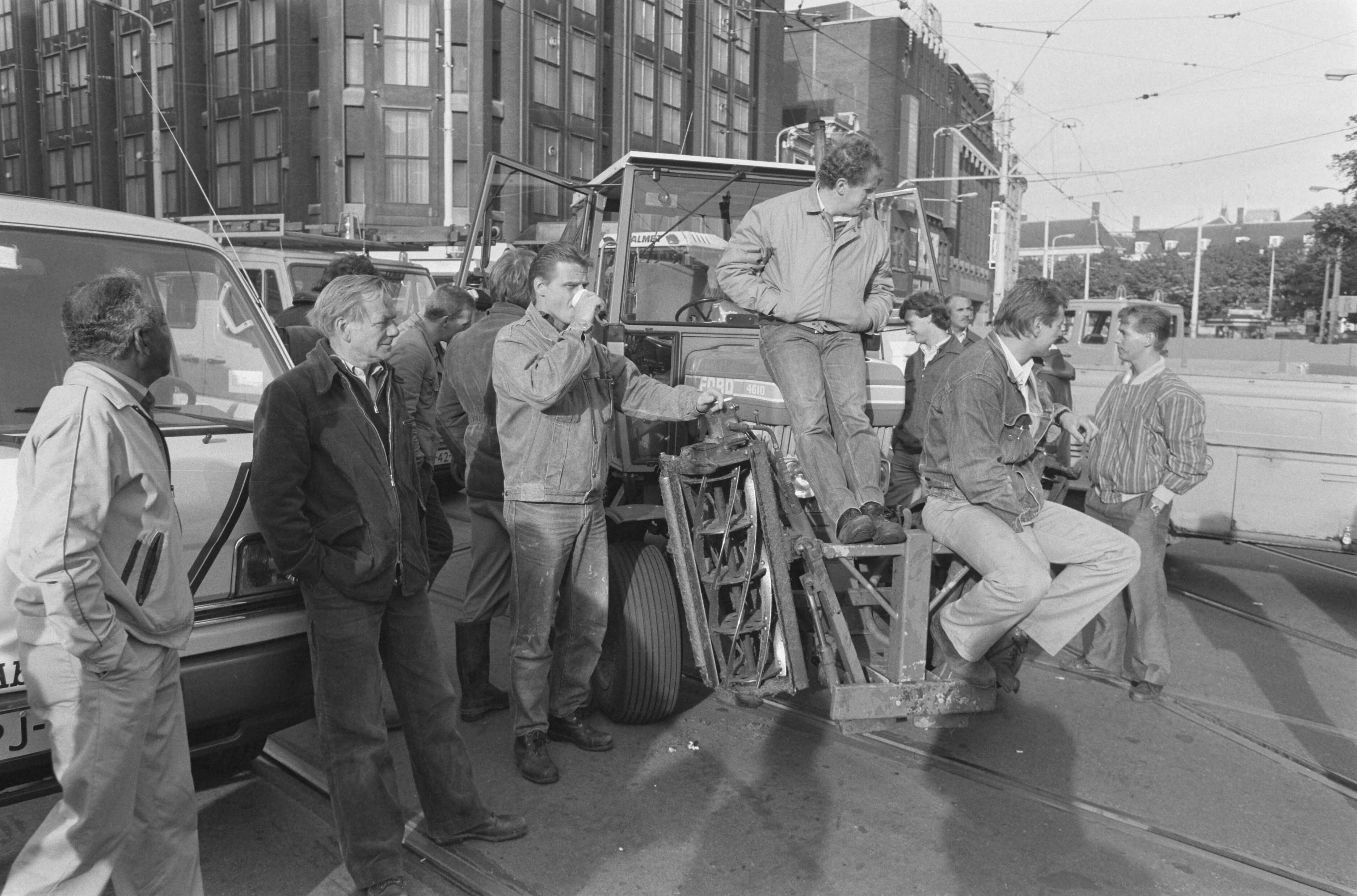 Fotocollectie Anefo — Blokkade door ambtenaren plantsoenendienst in Den Haag — Foto: Croes, Rob C. / Anefo. Licentie: Set B: Rechtenvrij / Publiek Domein. Bron: Nationaal Archief. http://hdl.handle.net/10648/ad64da88-d0b4-102d-bcf8-003048976d84
