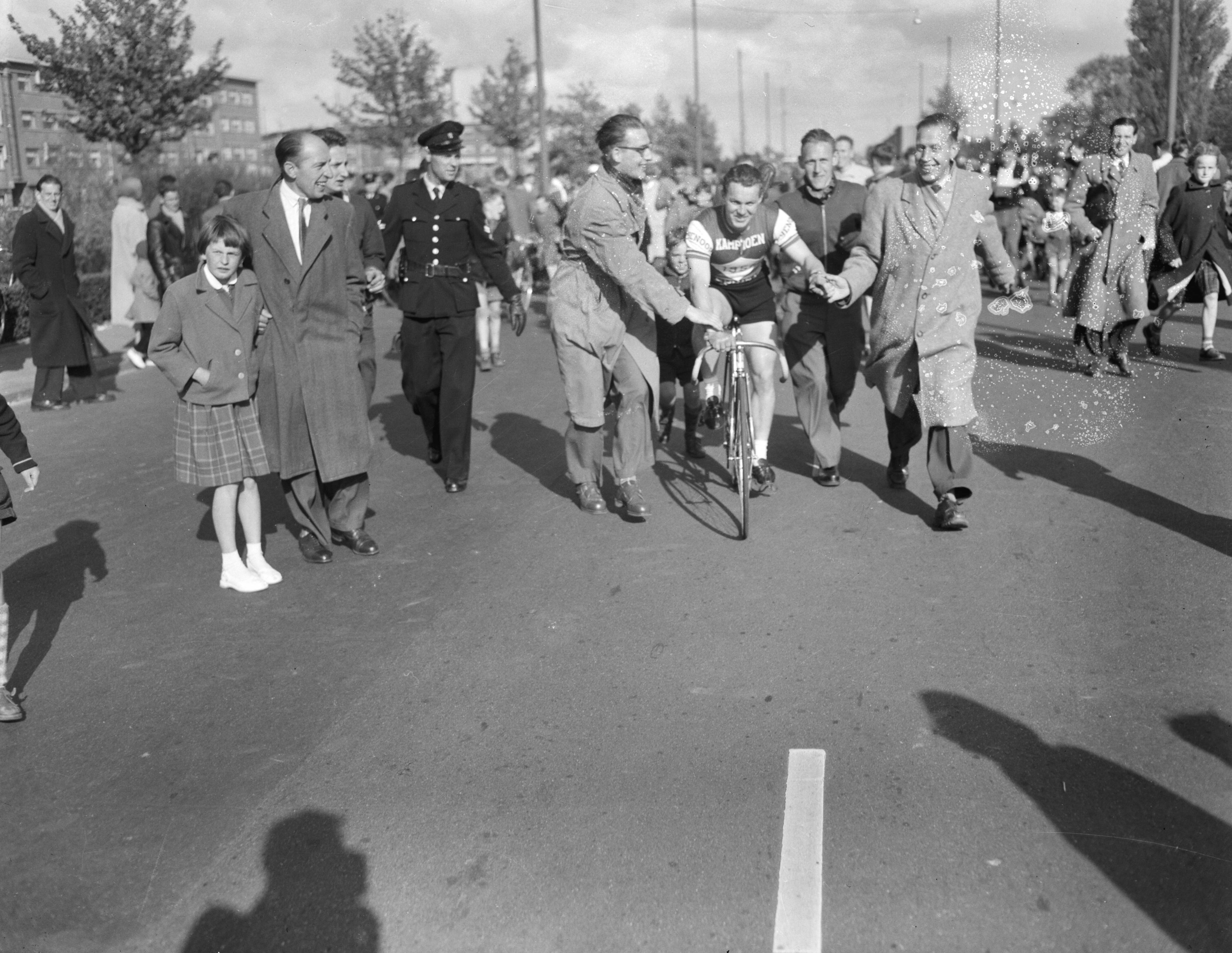 Fotocollectie Anefo — Wielrennen. Nederlandse sprintkampioenschappen, 300 meter sprint op de weg te Den Haag. Kampioen werd de 18-jarige Dick Verdoorn uit Rotterdam — Foto: Fotograaf Onbekend / Anefo. Licentie: Set B: Rechtenvrij / Publiek Domein. Bron: Nationaal Archief. http://hdl.handle.net/10648/ad77785a-d0b4-102d-bcf8-003048976d84