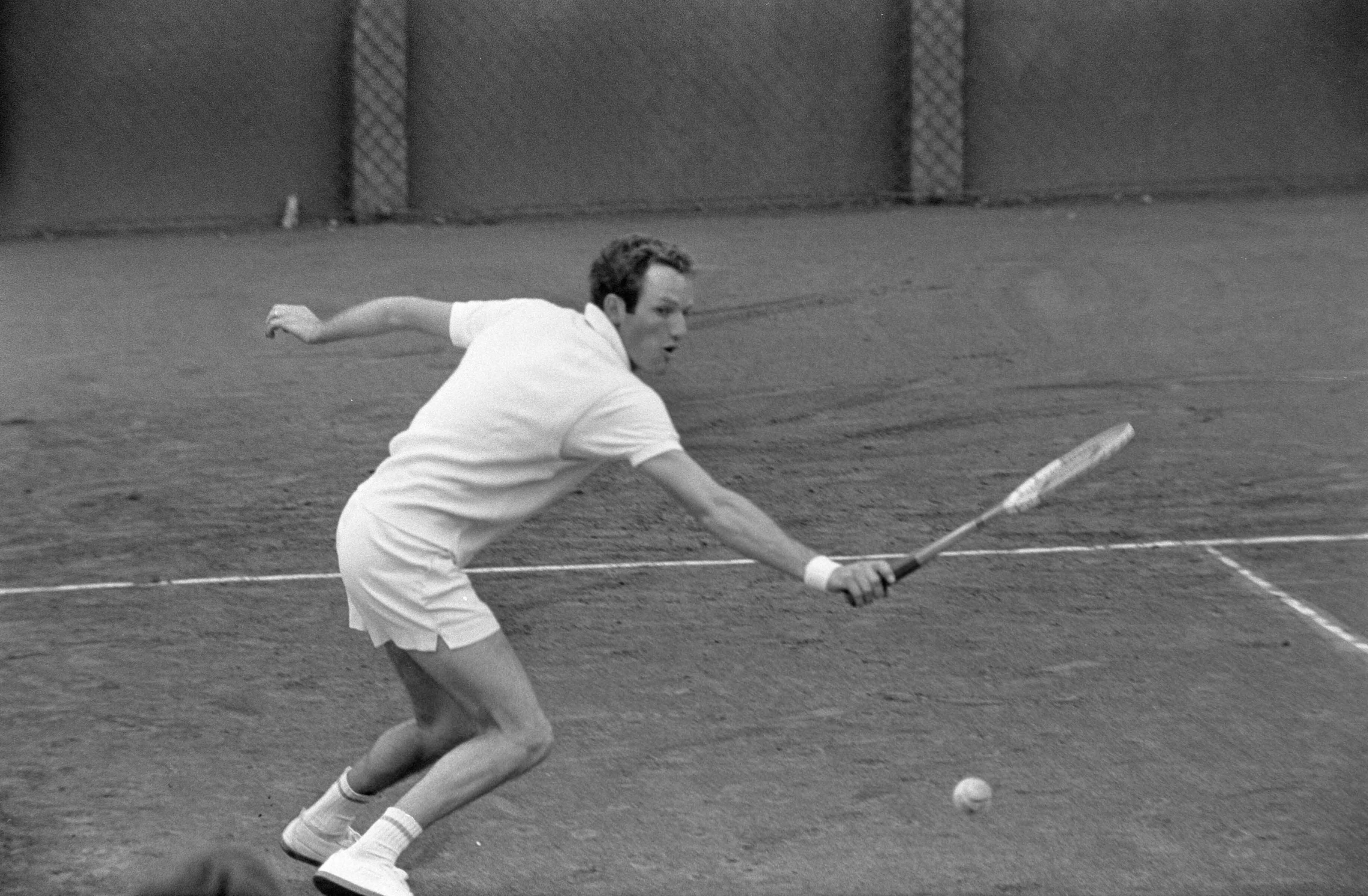 Nederlandse Tenniskampioenschappen 1968 — Tom Okker in actie — Foto: Fotograaf Onbekend / Anefo. Licentie: Set B: Rechtenvrij / Publiek Domein. Bron: Nationaal Archief. http://hdl.handle.net/10648/ab4a3e00-d0b4-102d-bcf8-003048976d84