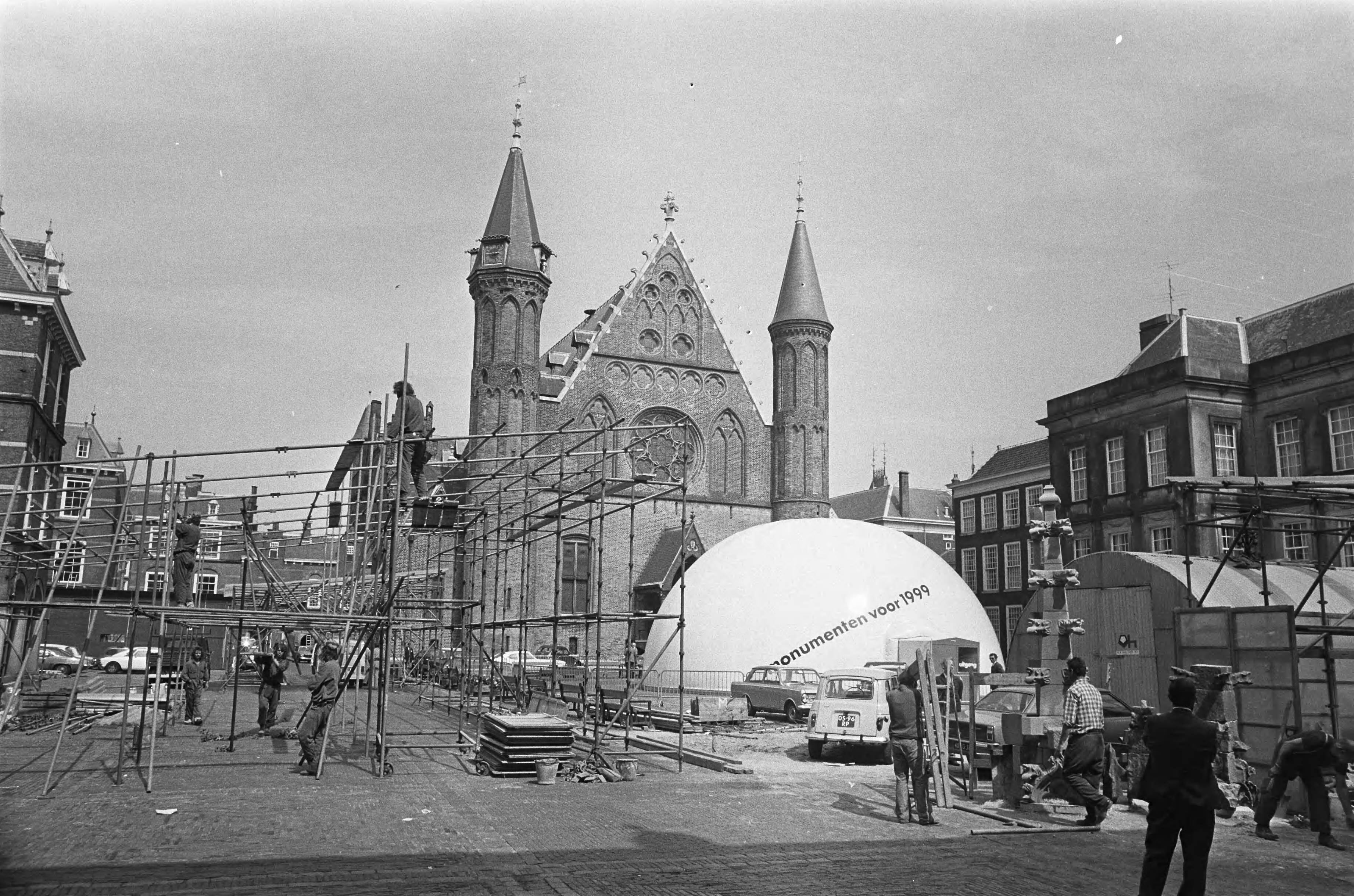 Fotocollectie Anefo — Tentoonstelling '100 jaar overheidszorg voor het cultureel erfgoed' op het Binnenhof in Den Haag; de koepel ('monumenten voor 1999') is een ontwerp van Wim Crouwel — Foto: Verhoeff, Bert / Anefo. Licentie: Set B: Rechtenvrij / Publiek Domein. Bron: Nationaal Archief. http://hdl.handle.net/10648/ac6bf4b8-d0b4-102d-bcf8-003048976d84