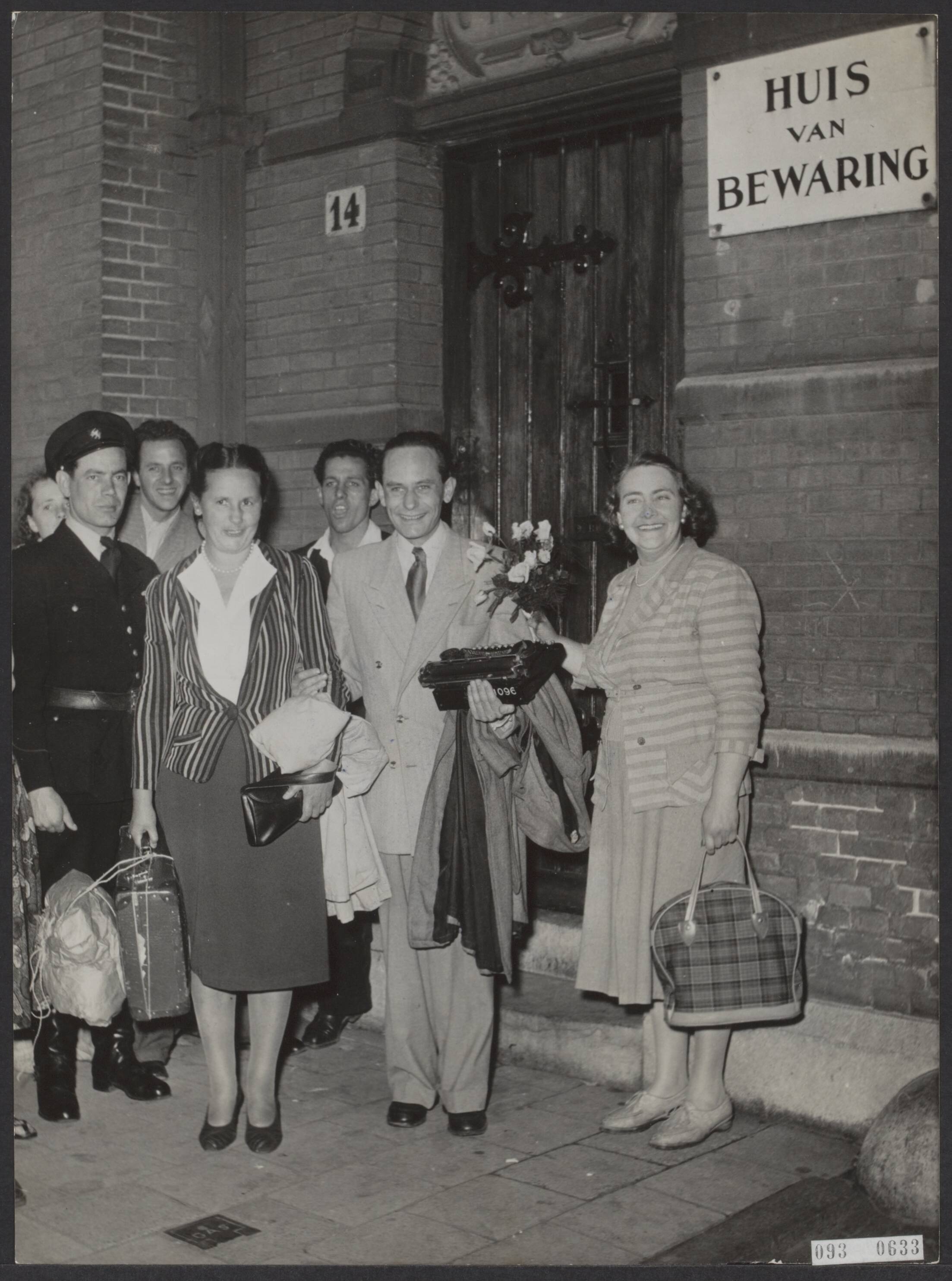 Fotocollectie Elsevier Binnenland — De Zaanse journalist A.H. Hommerson is eindelijk dinsdagmiddag uit het Huis van Bewaring na 6 weken gijzeling vrijgelaten. Hommersom verlaat met vrouw (rechts) en zuster zijn onvrijwillige verblijfplaats — Foto: Noske, J.D. / Anefo. Licentie: Set B: Rechtenvrij / Publiek Domein. Bron: Nationaal Archief. http://hdl.handle.net/10648/ae28ca92-d0b4-102d-bcf8-003048976d84