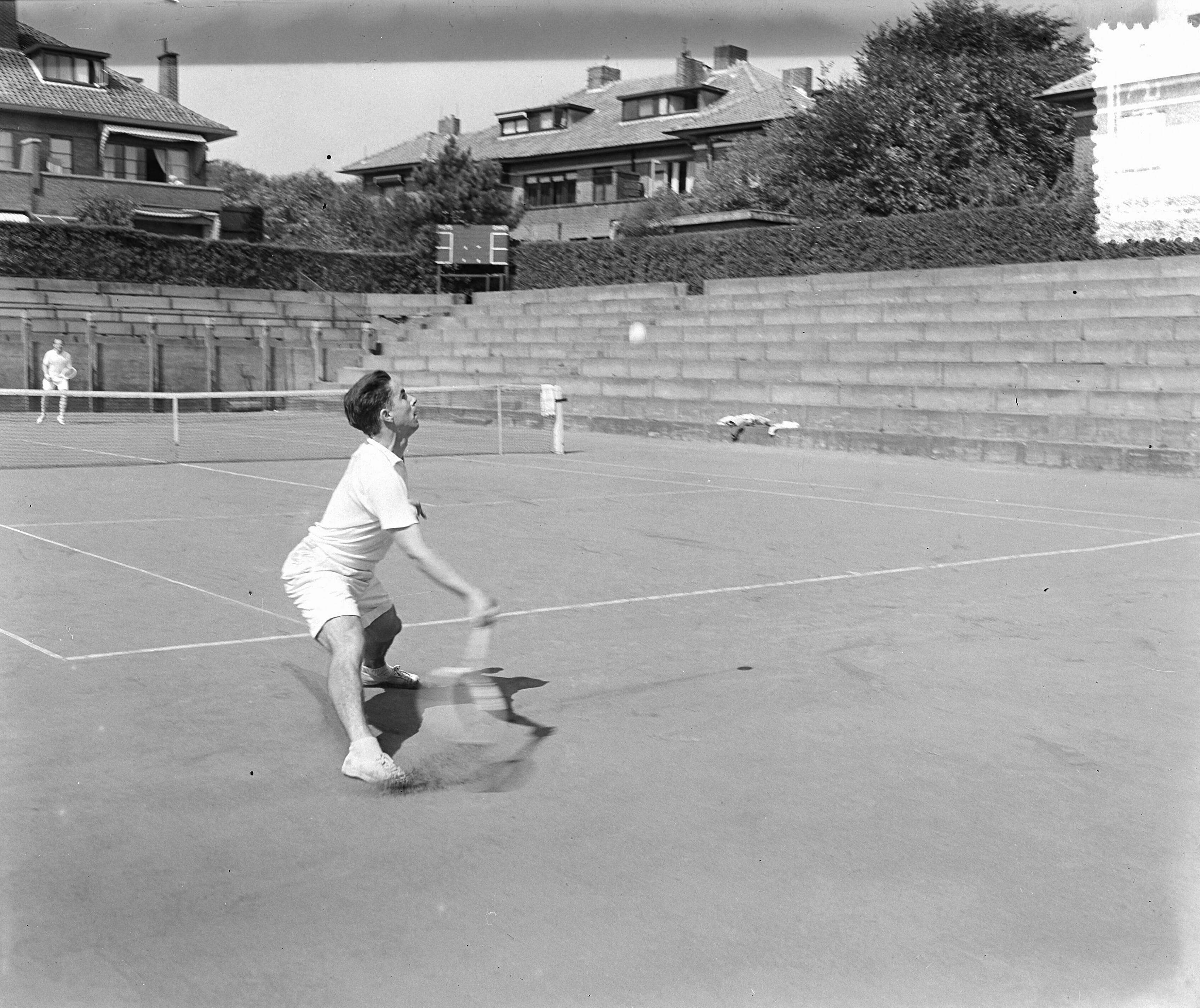 Tenniskampioenschappen Scheveningen — Tenniskampioenschappen Scheveningen. Lex Karamoy in actie — Foto: Duinen, H. van / Anefo. Licentie: Set B: Rechtenvrij / Publiek Domein. Bron: Nationaal Archief. http://hdl.handle.net/10648/a91193a4-d0b4-102d-bcf8-003048976d84